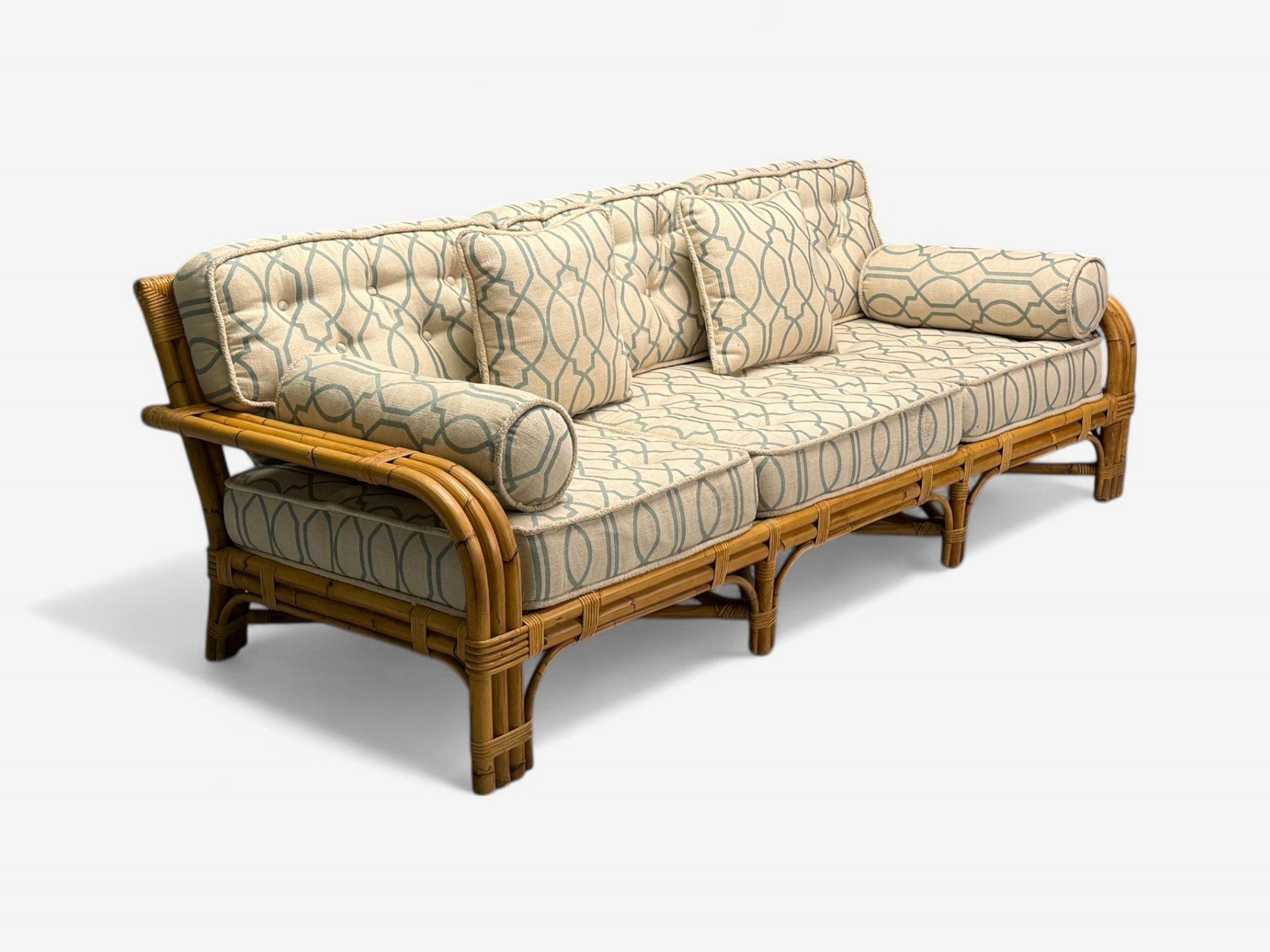Bielecky Brother, Modern, Large Three Seater Sofa, Rattan, Bamboo, USA, 21st C.

Grand canapé trois places en bambou et canne, fabriqué à la main par Bielecky Brothers, avec coussins d'assise et de dossier amovibles. Fondée en 1903, la société