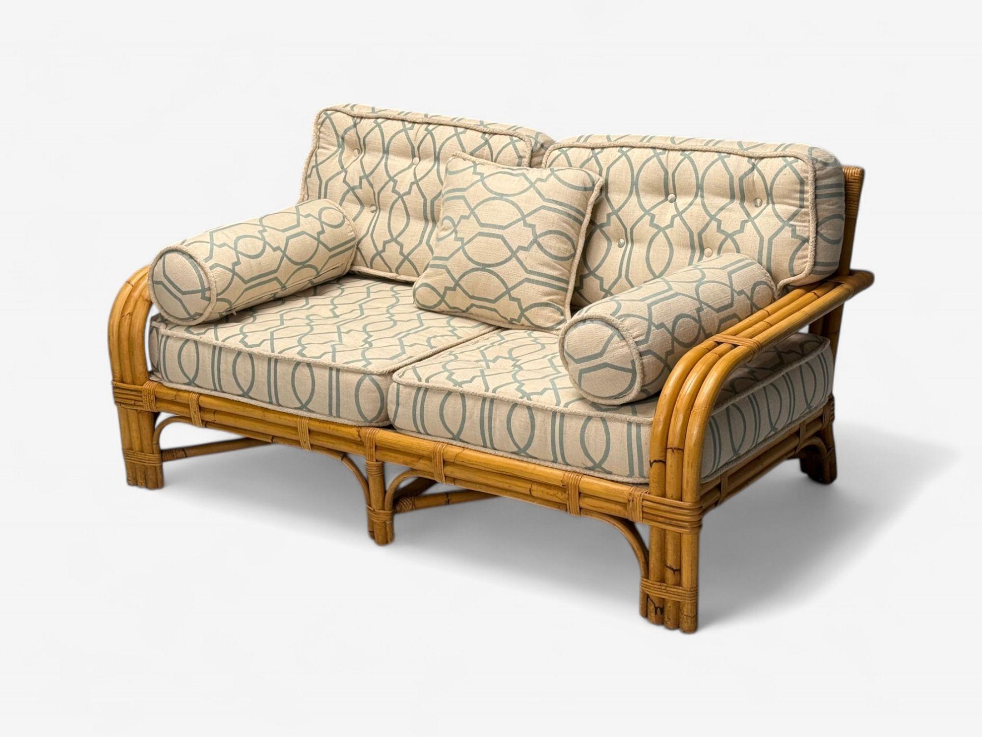 Bielecky Brothers, canapé moderne à deux places, canne, bambou, USA, C.I.C.

Très beau canapé ou sofa à deux places en bambou et canne, fait à la main par Bielecky Brothers, avec des coussins d'assise et de dossier amovibles. Fondée en 1903, la