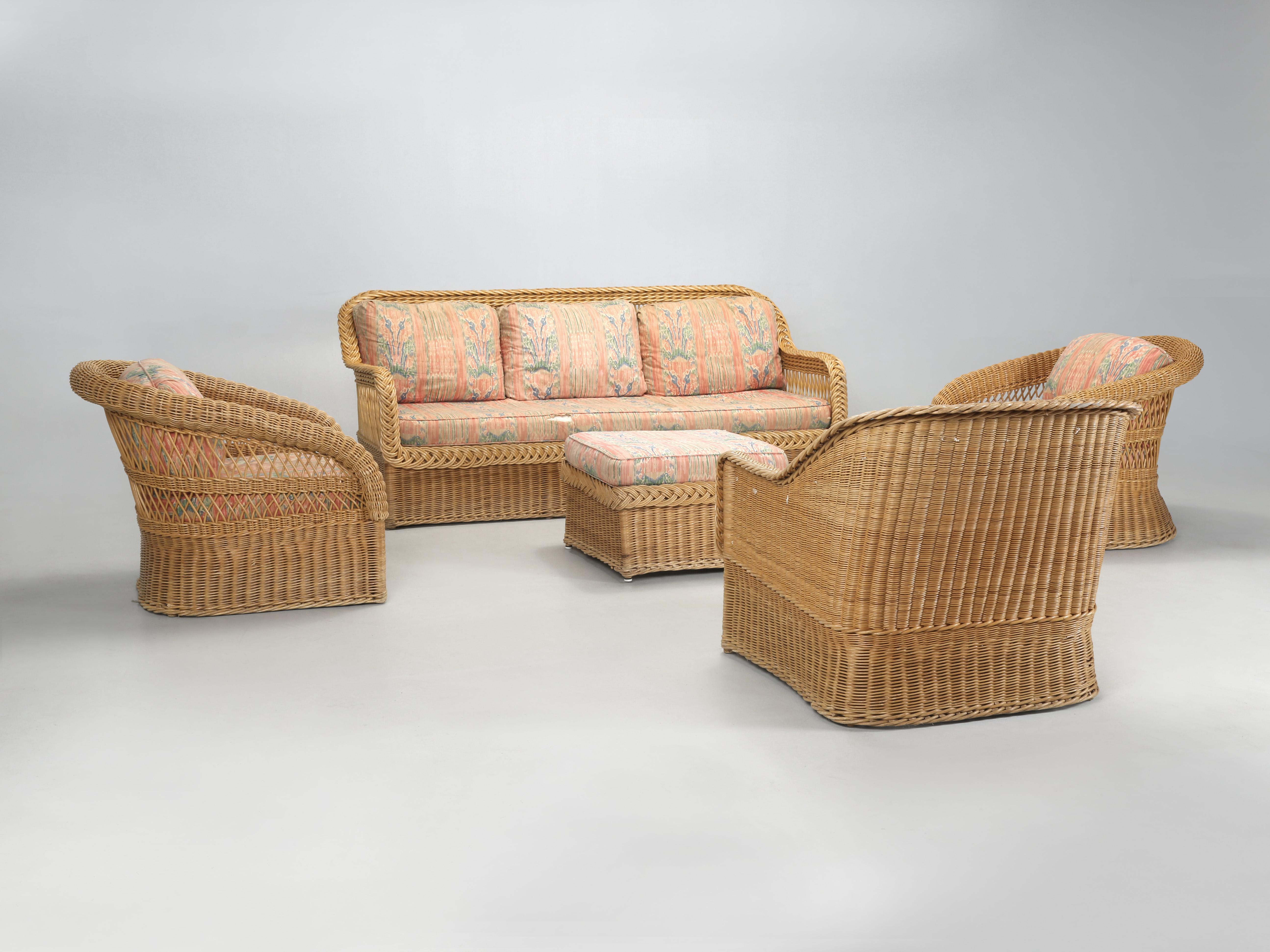 Bielecky Brothers Wicker Suite, bestehend aus einem Sofa mit der Stilnummer W630, einem Bielecky Wicker Love Chair mit der Stilnummer 8430 und der dazugehörigen Ottomane mit der Stilnummer W8007, sowie einem Paar Bielecky Wicker Chairs. Ich muss