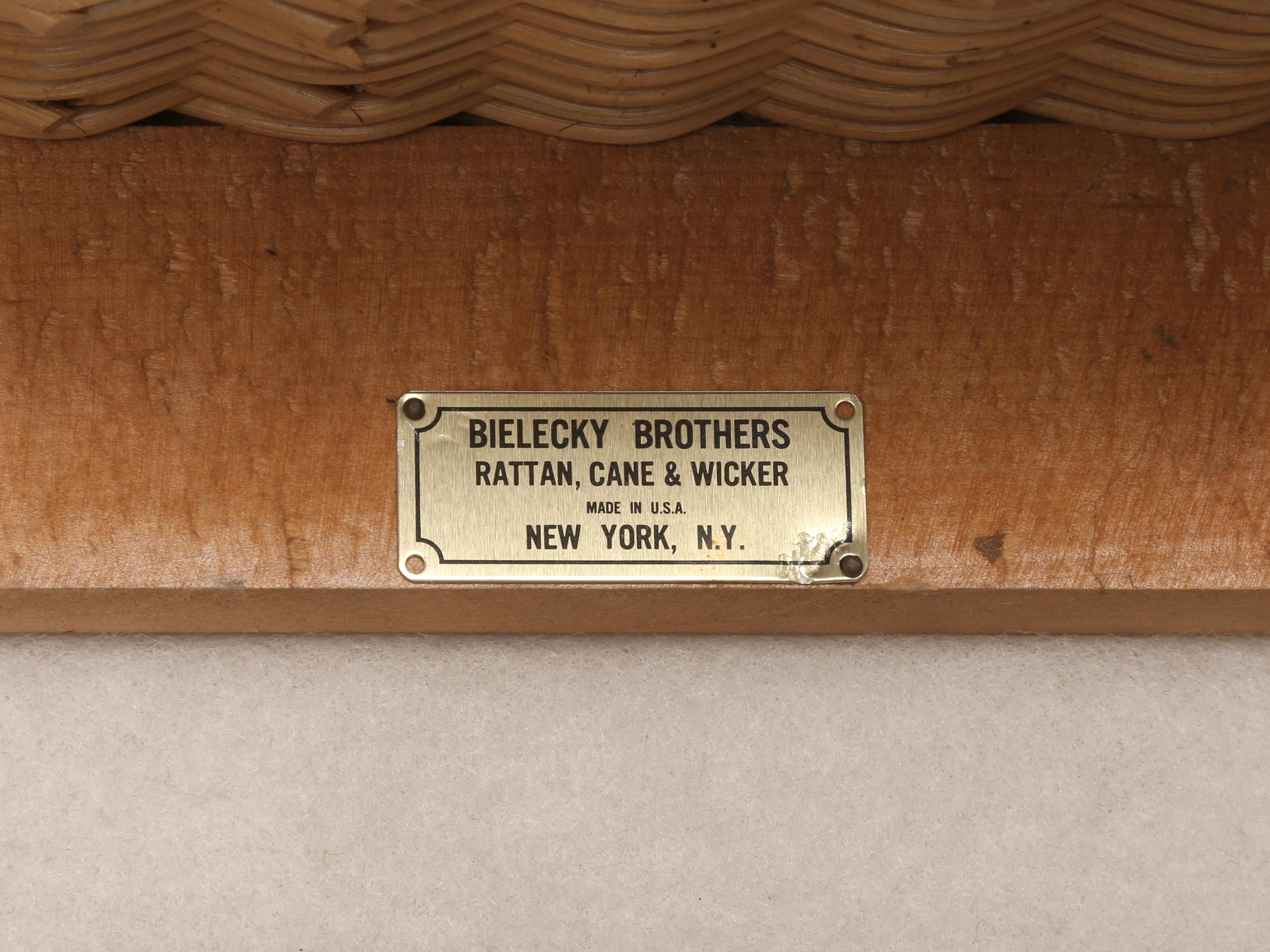 Bielecky Brothers Wicker Suite Sofa, Love Chair, Ottomane, Paar Stühle aus Korbweide, hergestellt in NY im Angebot 12