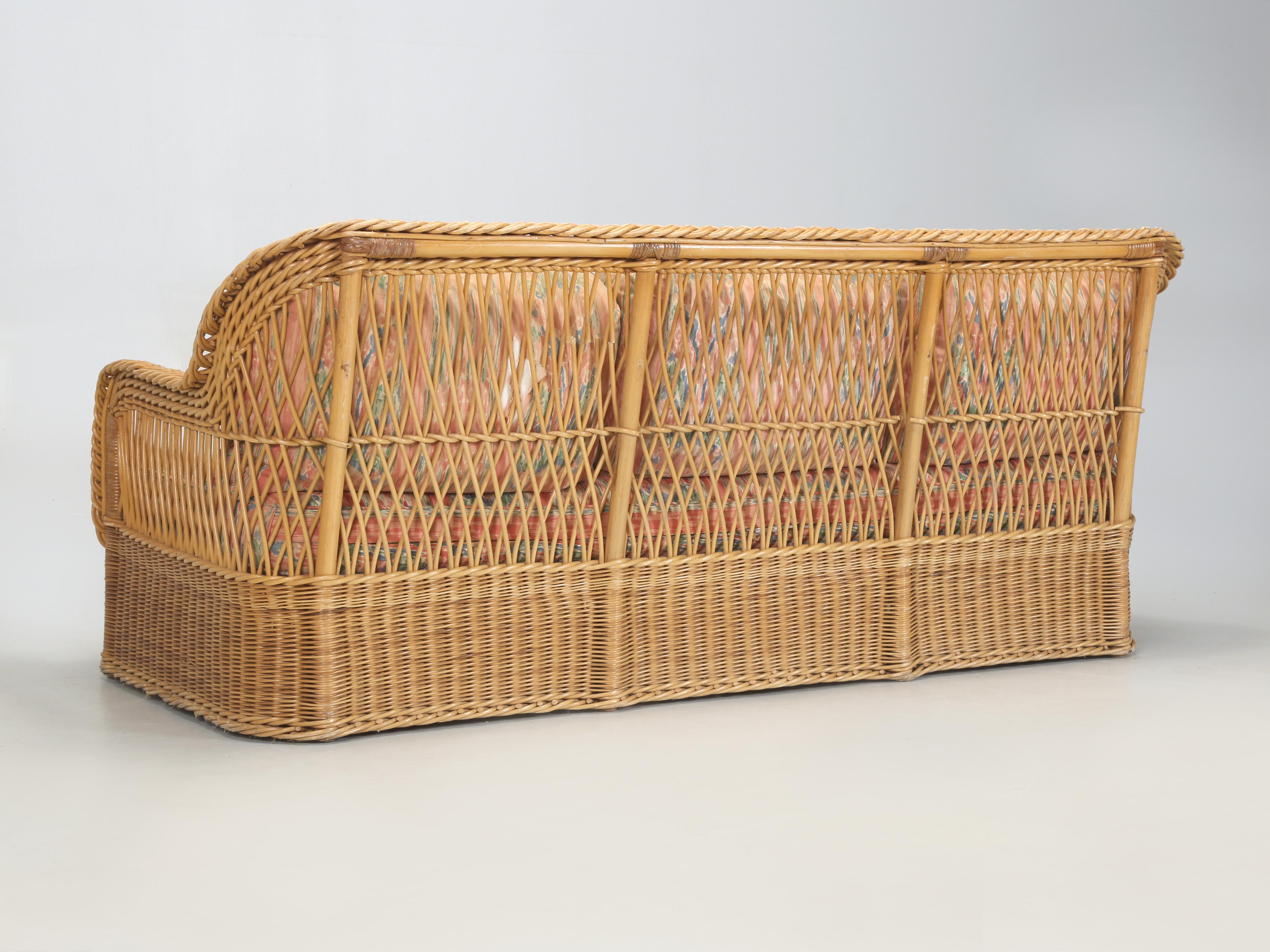 Bielecky Brothers Wicker Suite Sofa, Love Chair, Ottomane, Paar Stühle aus Korbweide, hergestellt in NY (Mitte des 20. Jahrhunderts) im Angebot