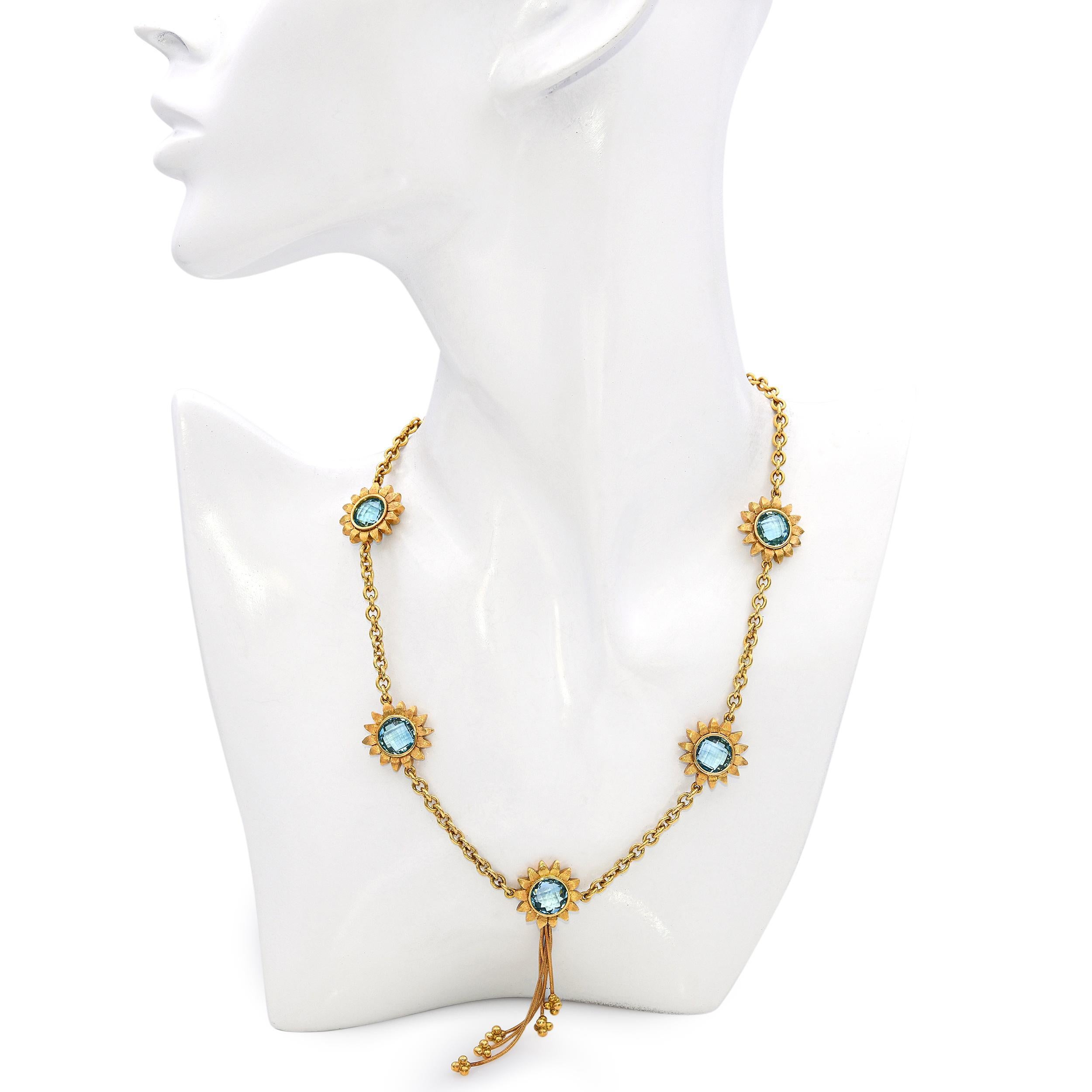 Taille ronde Bielka Collier tournesol en or jaune 18 carats et topaze bleue en vente