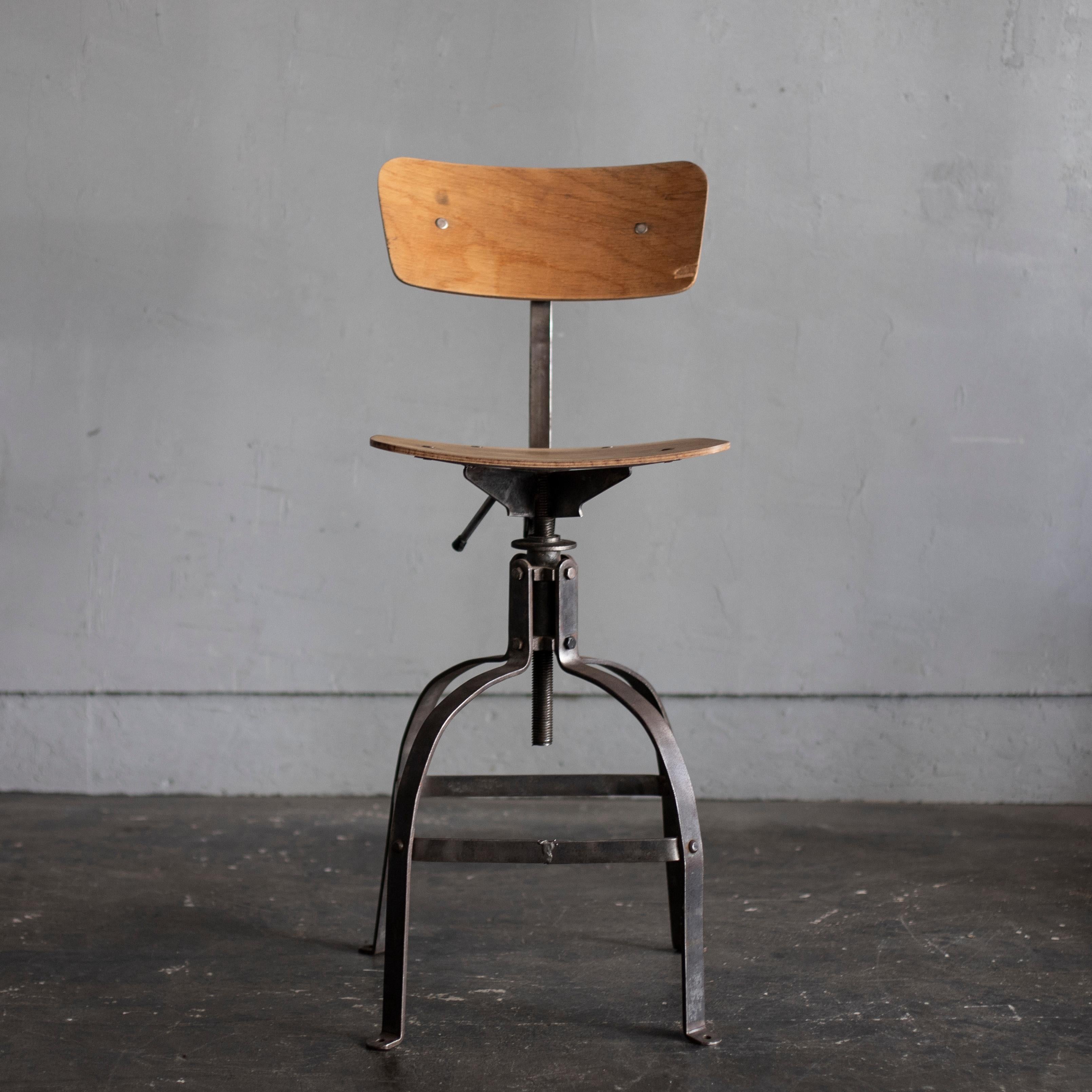 French Bienaise chair in metal and wood.
The seat and the back are adjustable in height.
Measures: H 90-110cm, SH 61-73cm.