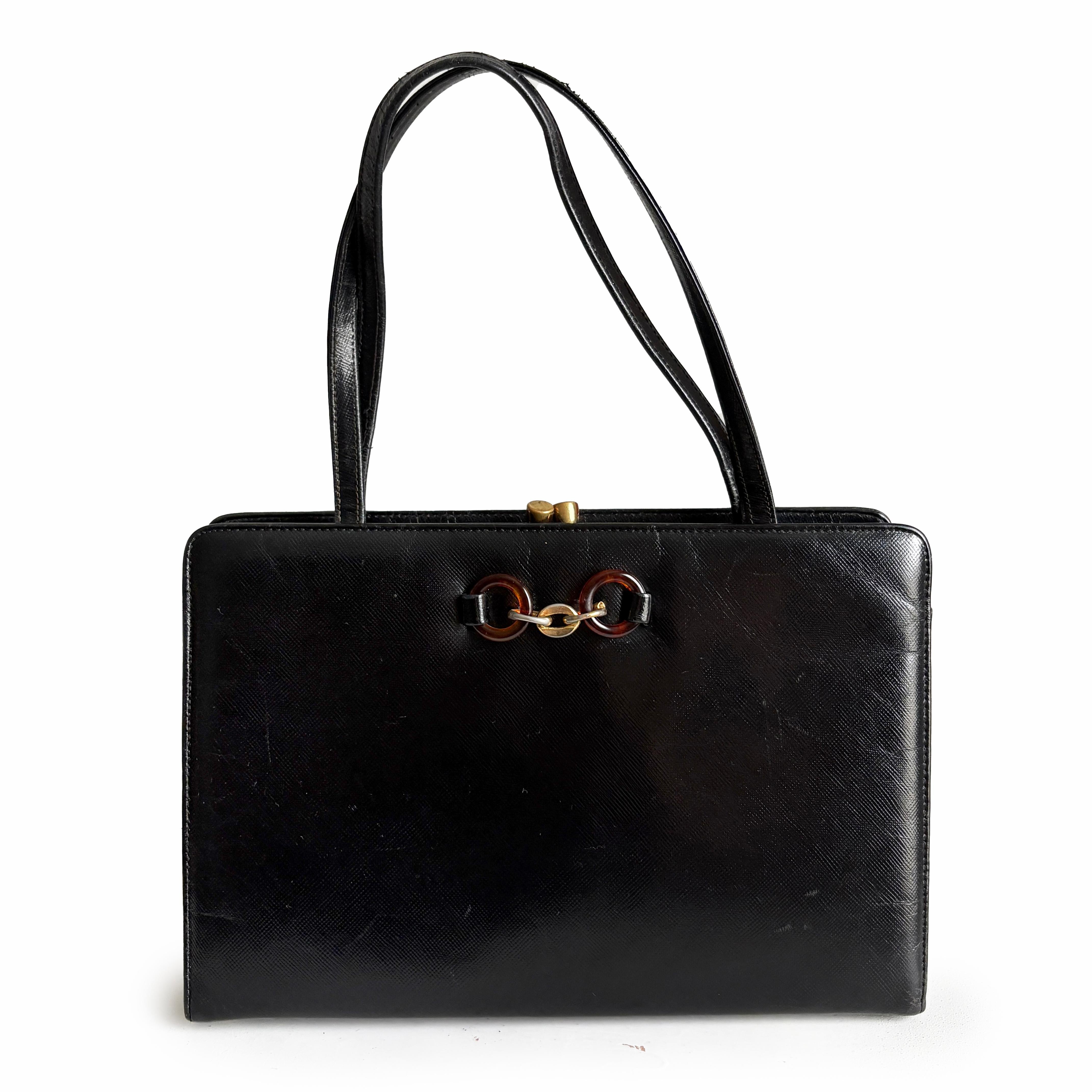 Vintage Bienen-Davis schwarze genarbte Lederhandtasche, wahrscheinlich aus den 1970er Jahren. 

Diese Abendtasche aus genarbtem oder 