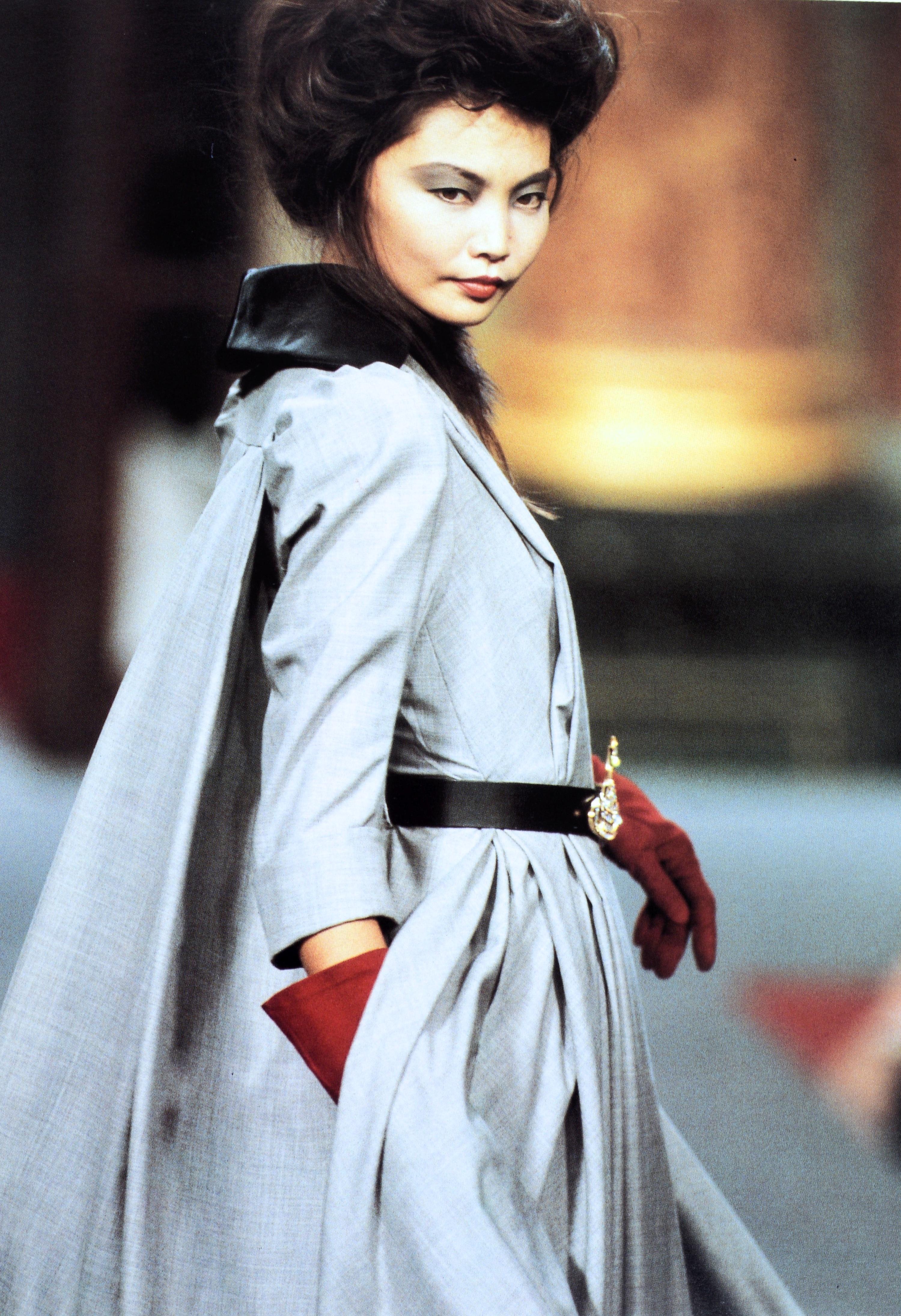 italien Biennale di Firenze : Looking at Fashion, 1ère édition en vente