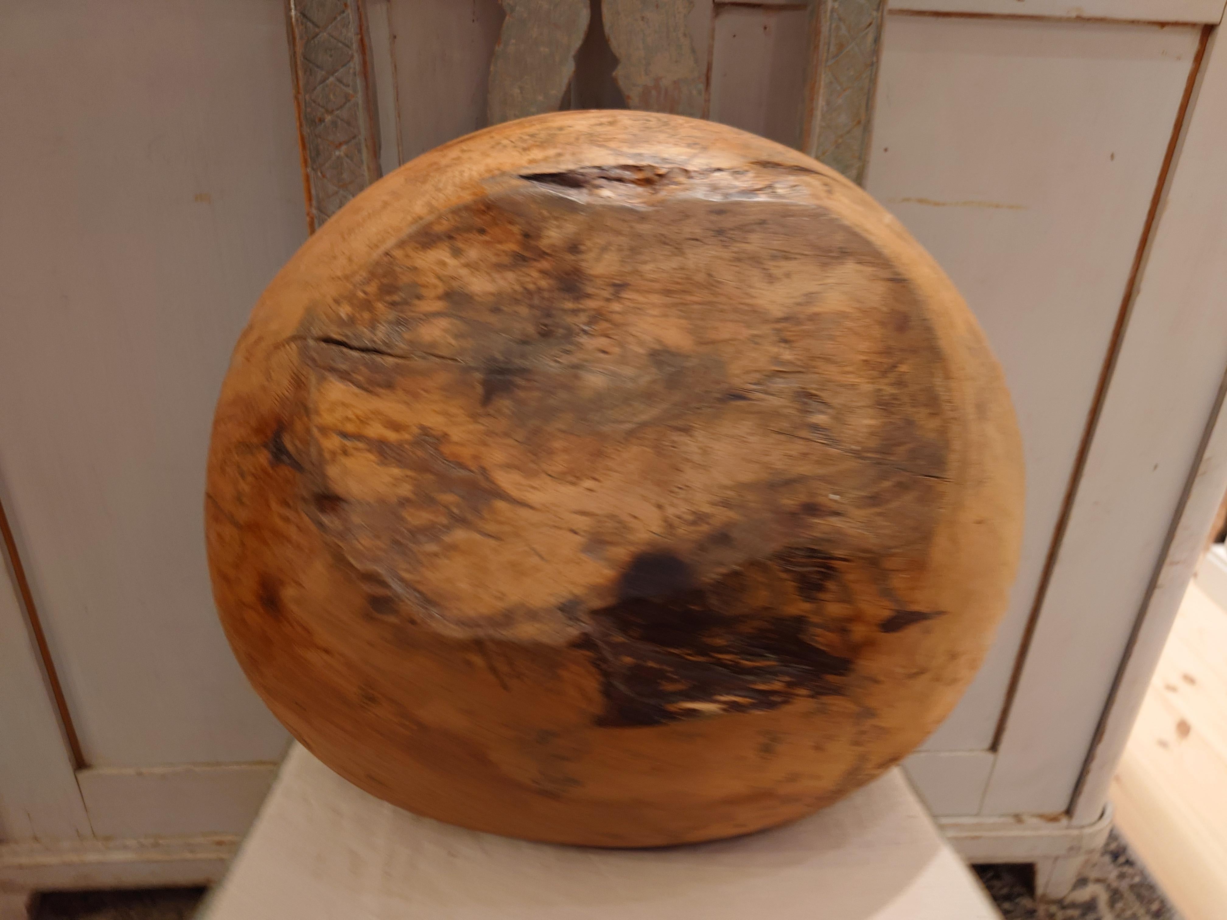 Big 19th Century Swedish genuine rustic Wooden bowl organic shape For Sale 4