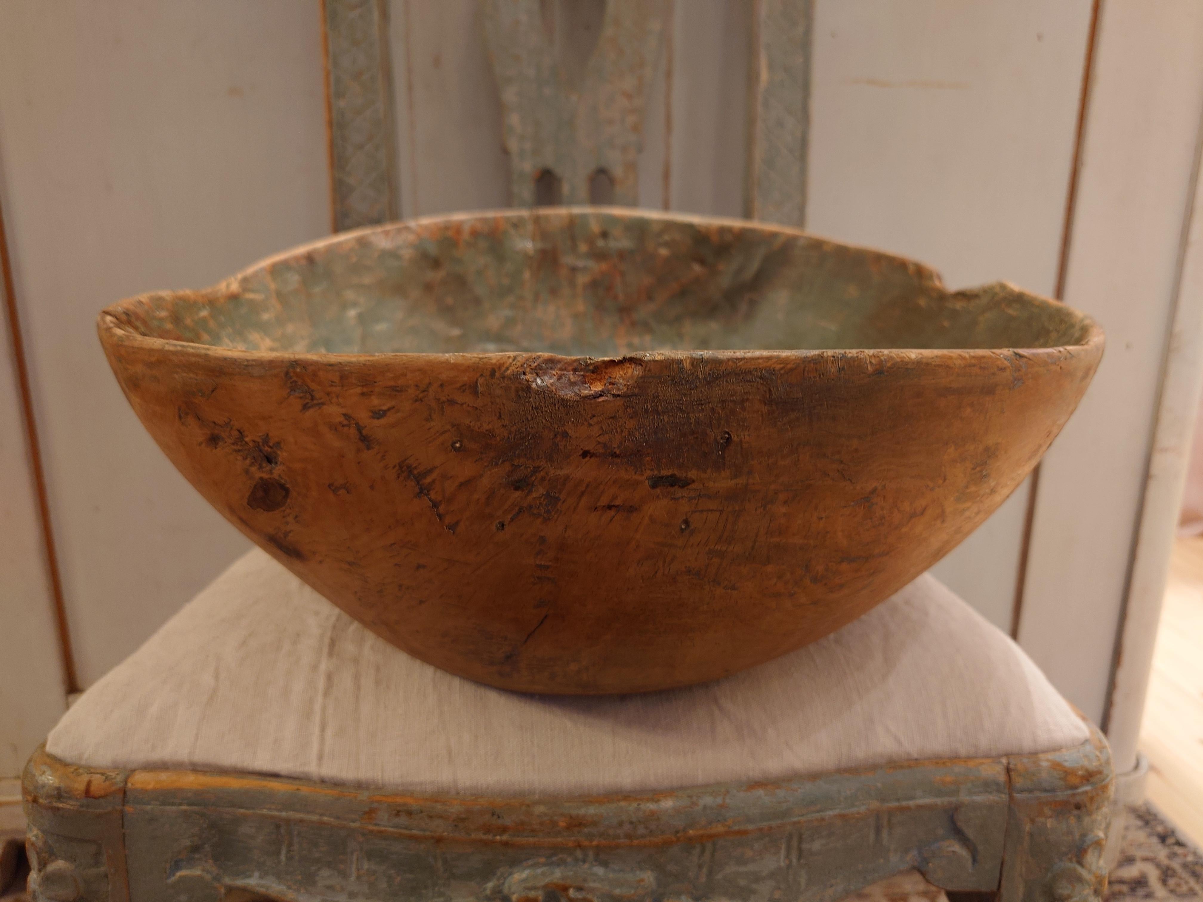Big 19th Century Swedish genuine rustic Wooden bowl organic shape In Good Condition For Sale In Boden, SE