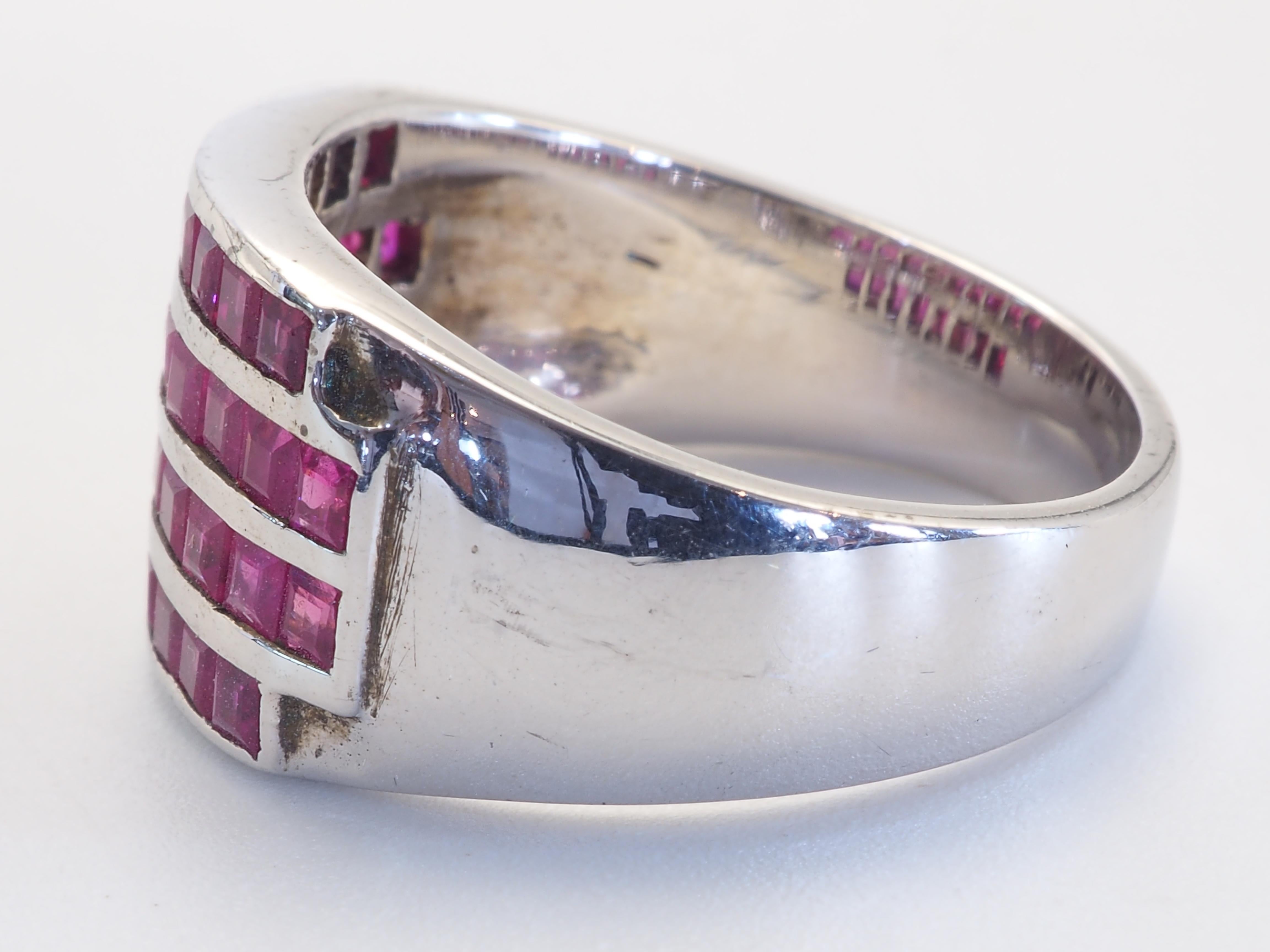 Este anillo es una impresionante sortija art decó de plata de ley maciza. El anillo está decorado con rubíes cuadrados naturales y decentes incrustados bellamente en 4 filas. La gema rubí es una de las más populares y cotizadas del mundo de las