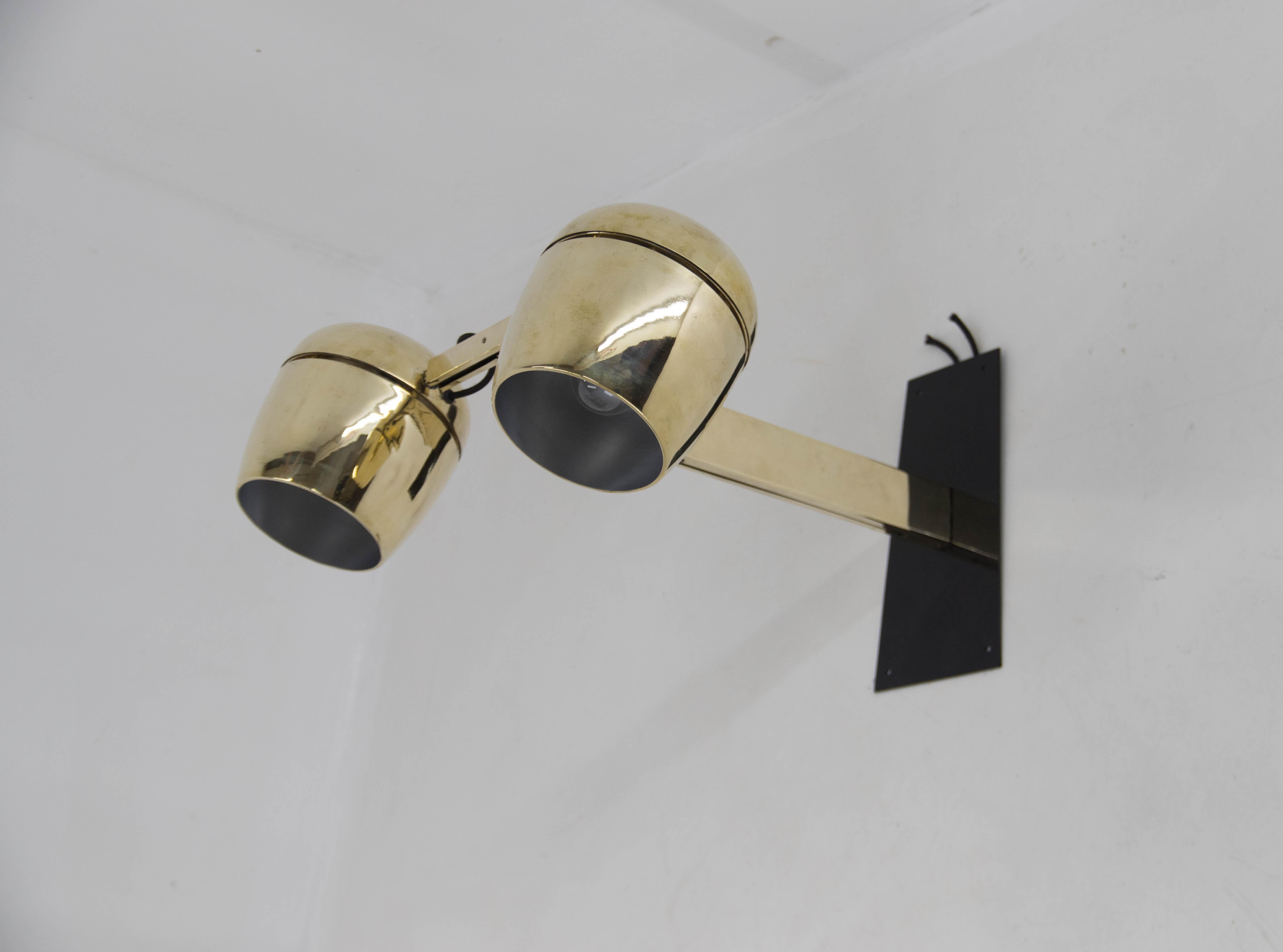 Aplique grande con dos pantallas regulables de latón pulido. Fabricada en Checoslovaquia por Napako en los años 70 en estilo Brutalista.
Cuidadosamente restaurado: latón pulido, pintura negra nueva sobre una base metálica de pared.
Recableado: