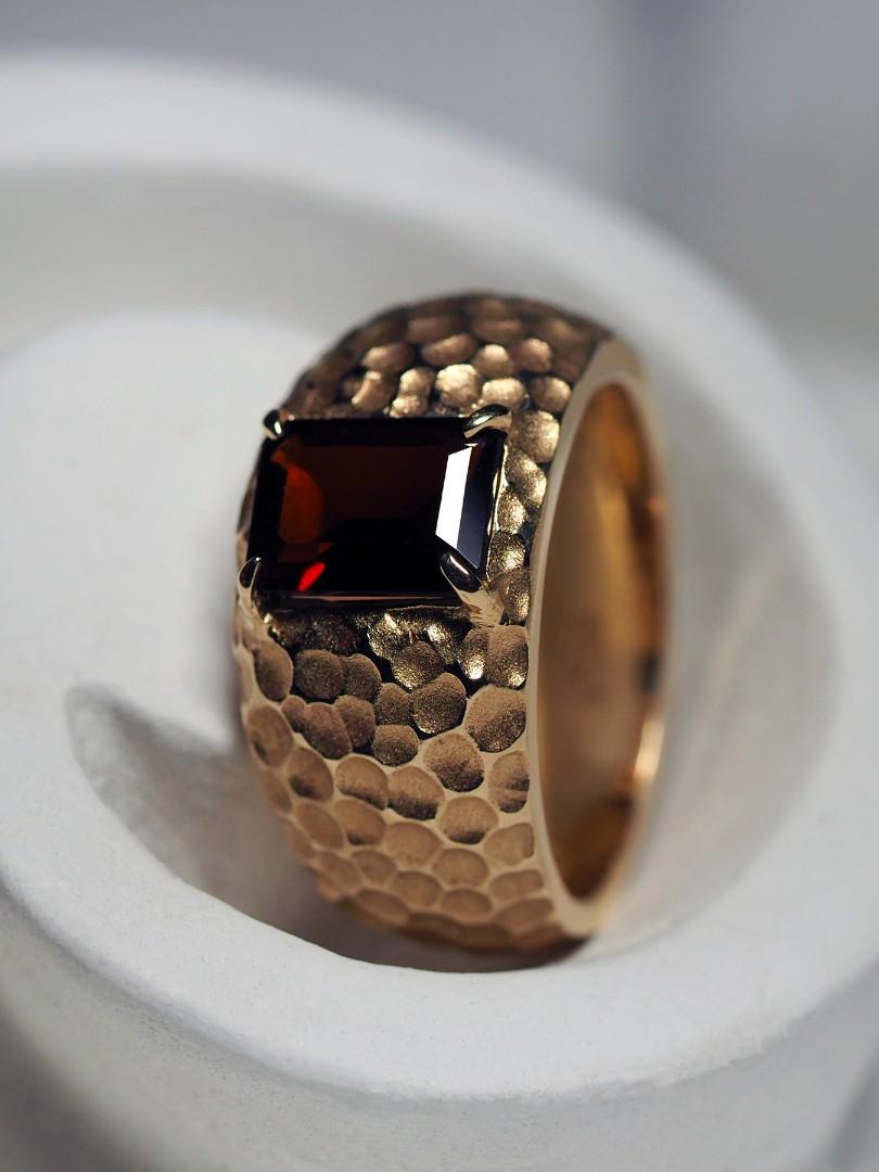 Big Almandine Yellow Gold Ring Garnet Scarlet Statement Red Gem Mens Bold Ring In New Condition For Sale In Berlin, DE