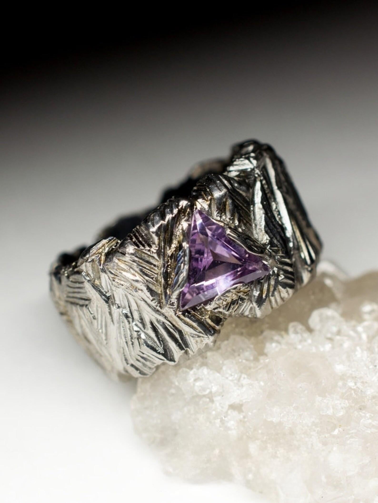 Großer Amethyst Silber Ring geschwärzt Statement-Schmuck Natürlicher lila Violett Stein (Trillionschliff) im Angebot