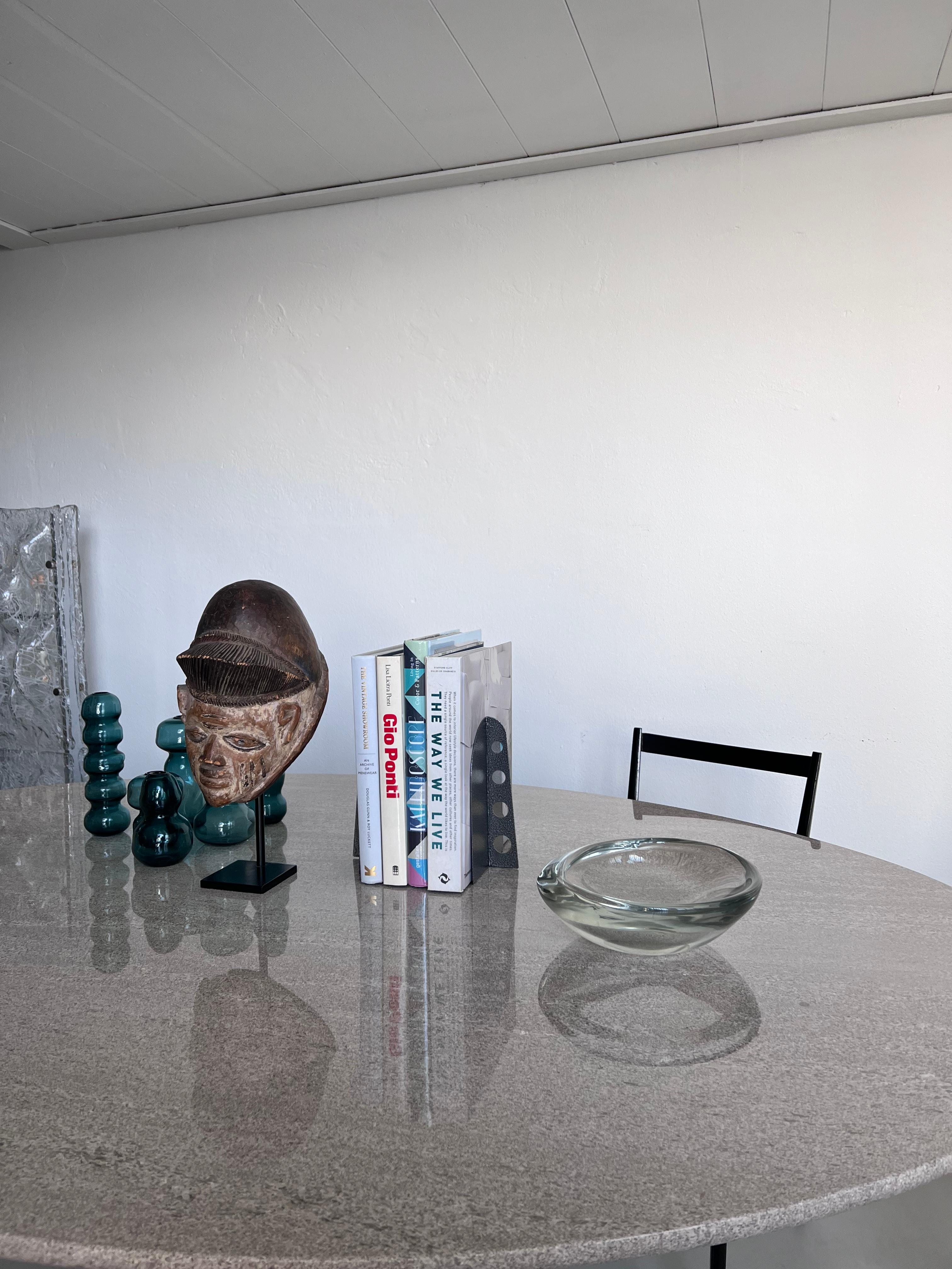 Sculpture signée de Murano - Grand bol en verre de Murano - Centre de table Alfredo Barbini

Grand, beau et lourd centre de table d'Alfredo Barbini, l'un des plus célèbres verriers de Murano du vingtième siècle. Réalisée en verre clair, avec une