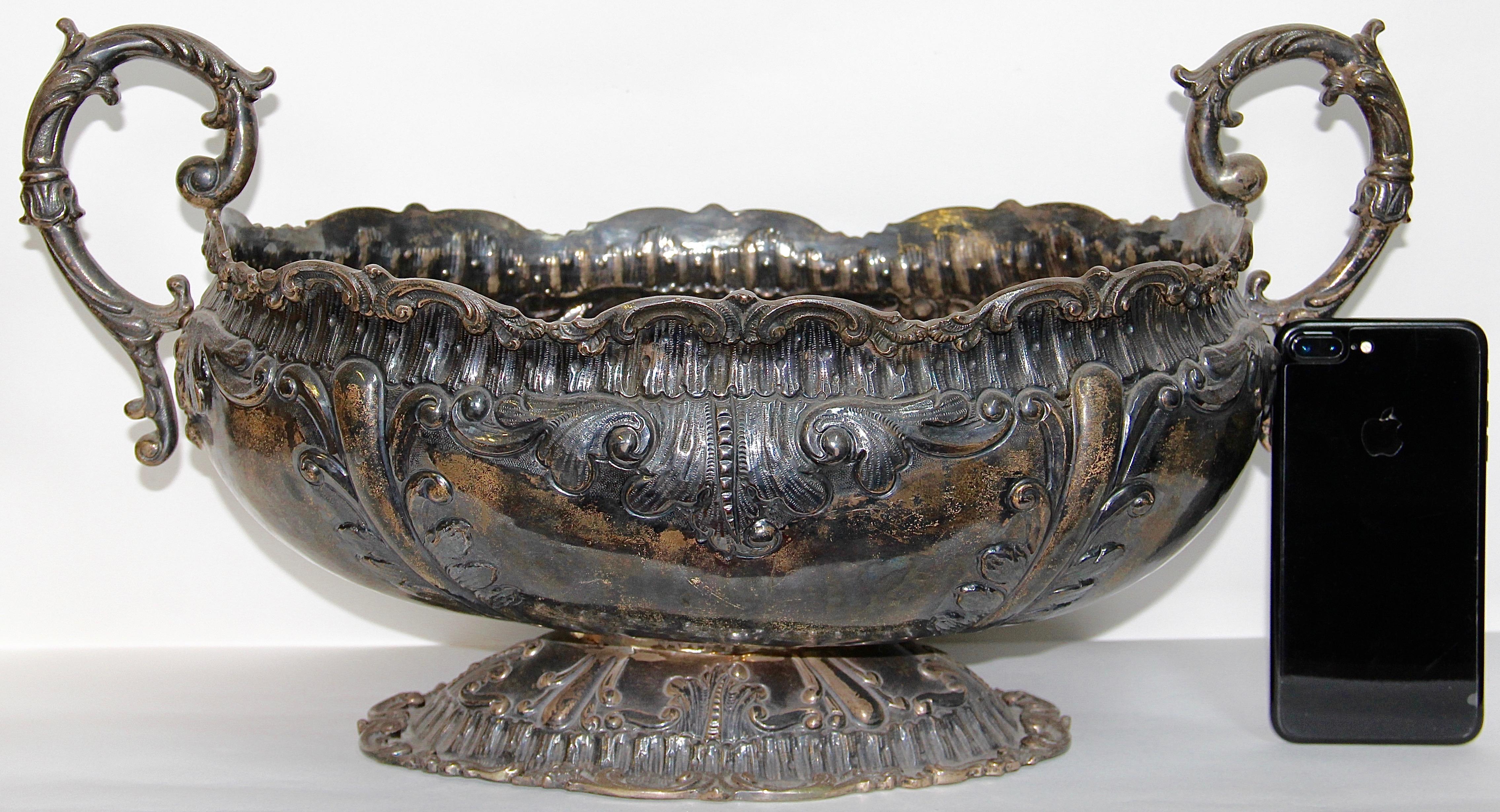 Big and very heavy sterling silver fruit bowl, basket. Hazorfim.
Beautiful decoration object.
