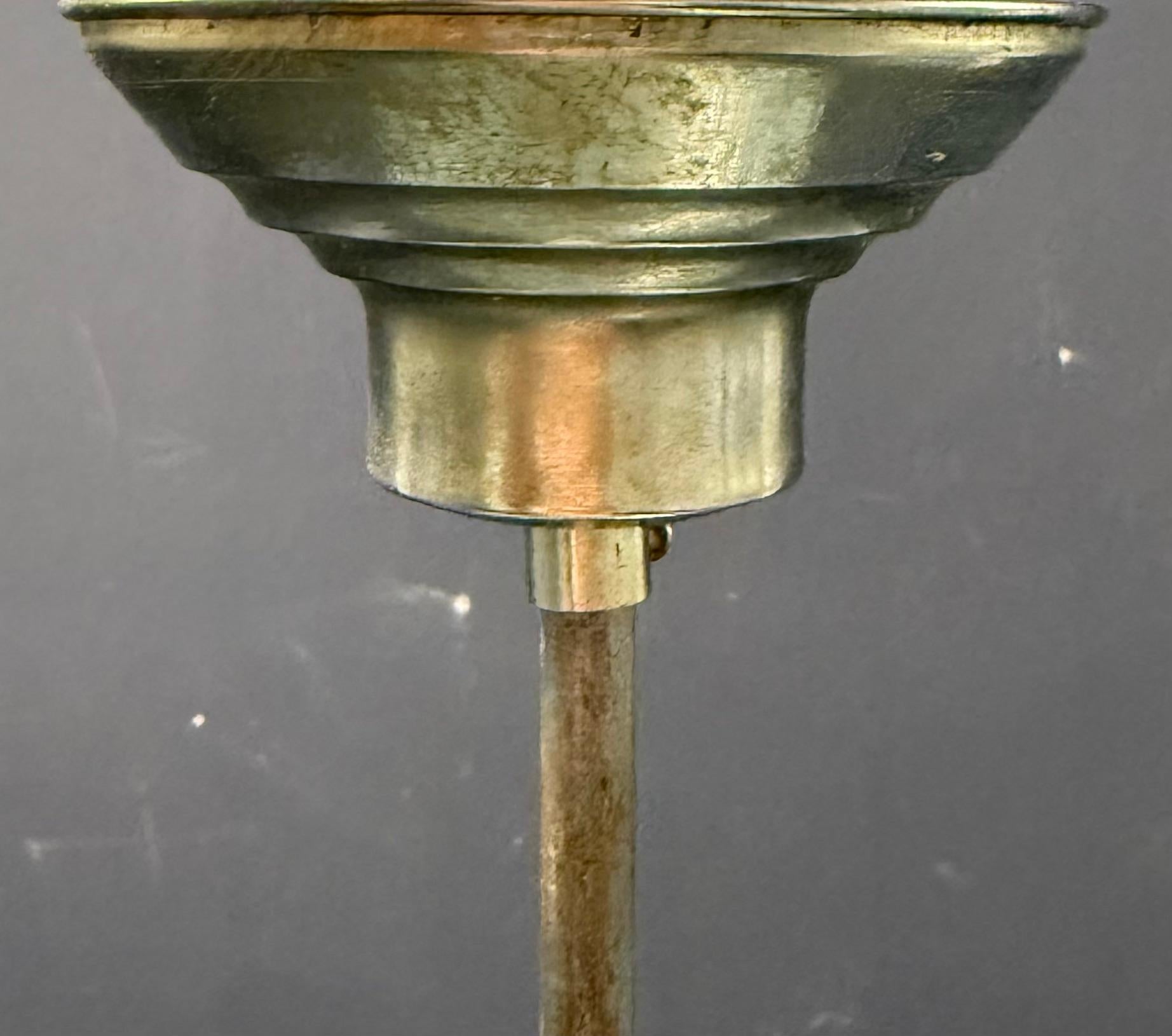wunderschöne italienische deckenlampe mit geschliffenem und geschnitztem glasschirm.