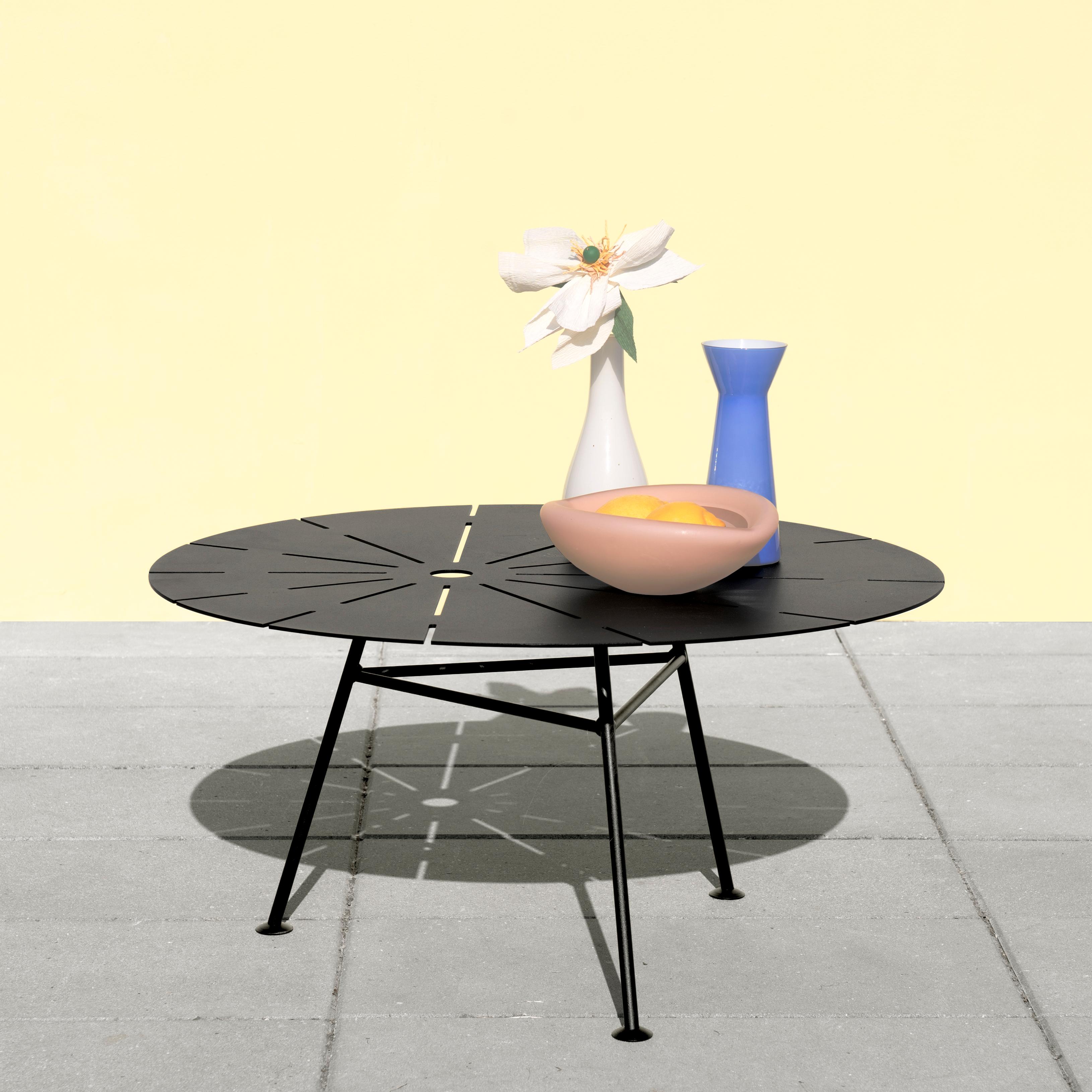 Großer und niedriger Bambus-Bambustisch von OK Design
Abmessungen: D 70 x H 36 cm.
MATERIALIEN: Pulverbeschichtetes Metall.

Erhältlich in klein und hoch oder groß und niedrig.
Erhältlich in Esche schwarz, Eiche natur oder Ganzmetall. Bitte