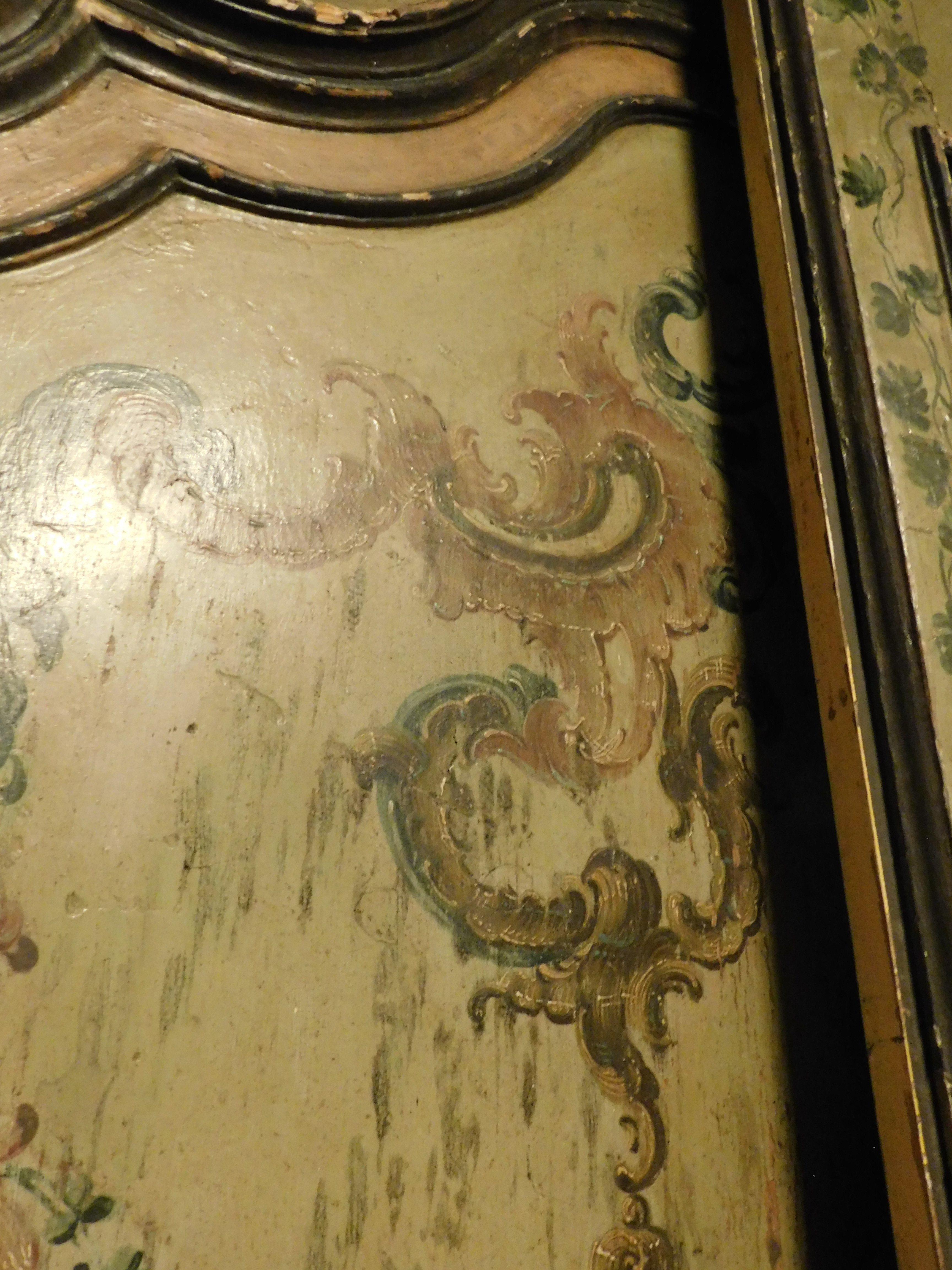 Big and majestic door in lacquered wood and richly painted, two leaves, Italy In Good Condition For Sale In Cuneo, Italy (CN)