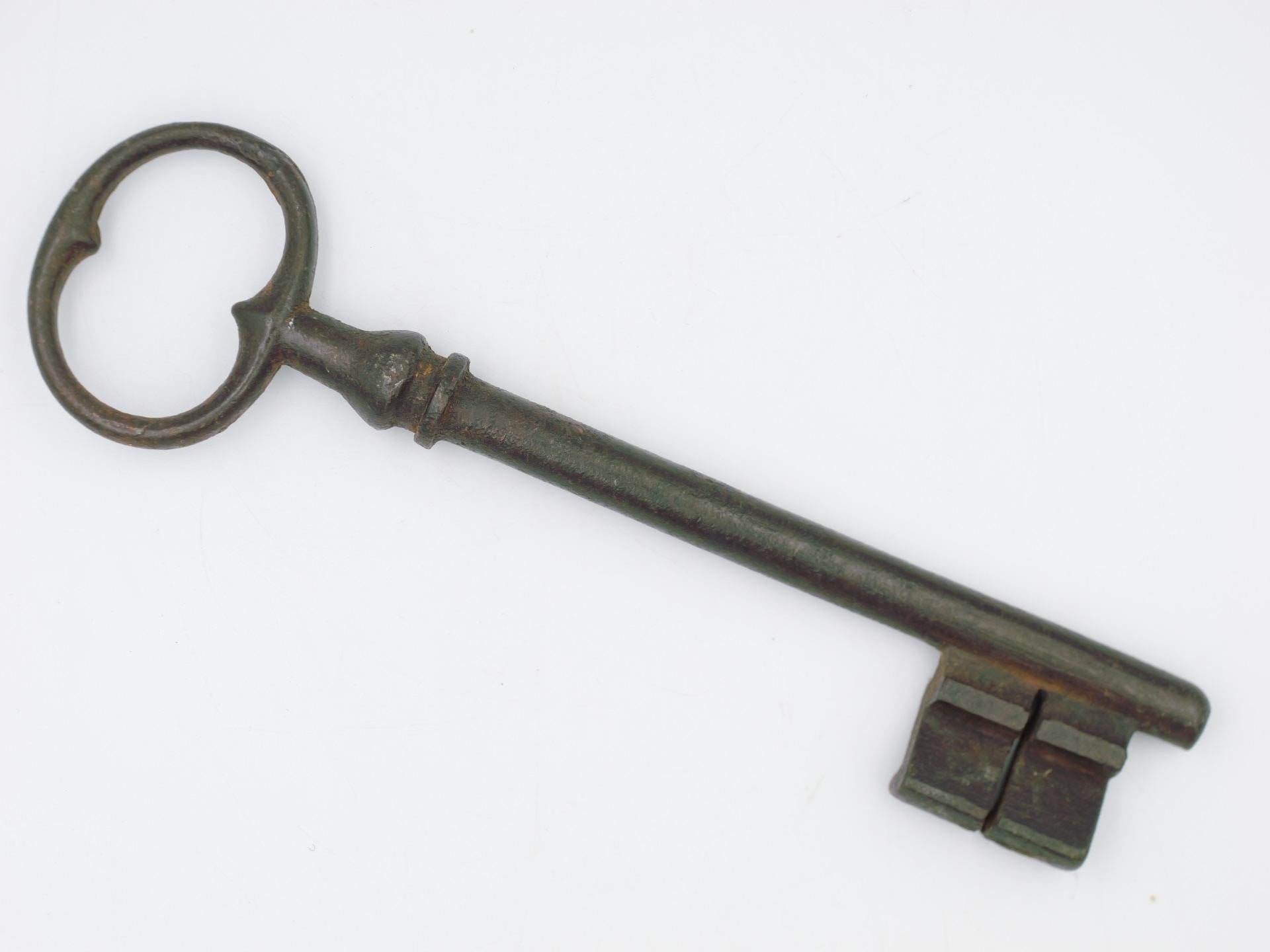 Big Antique 17th century key  In Good Condition For Sale In Chonburi, TH