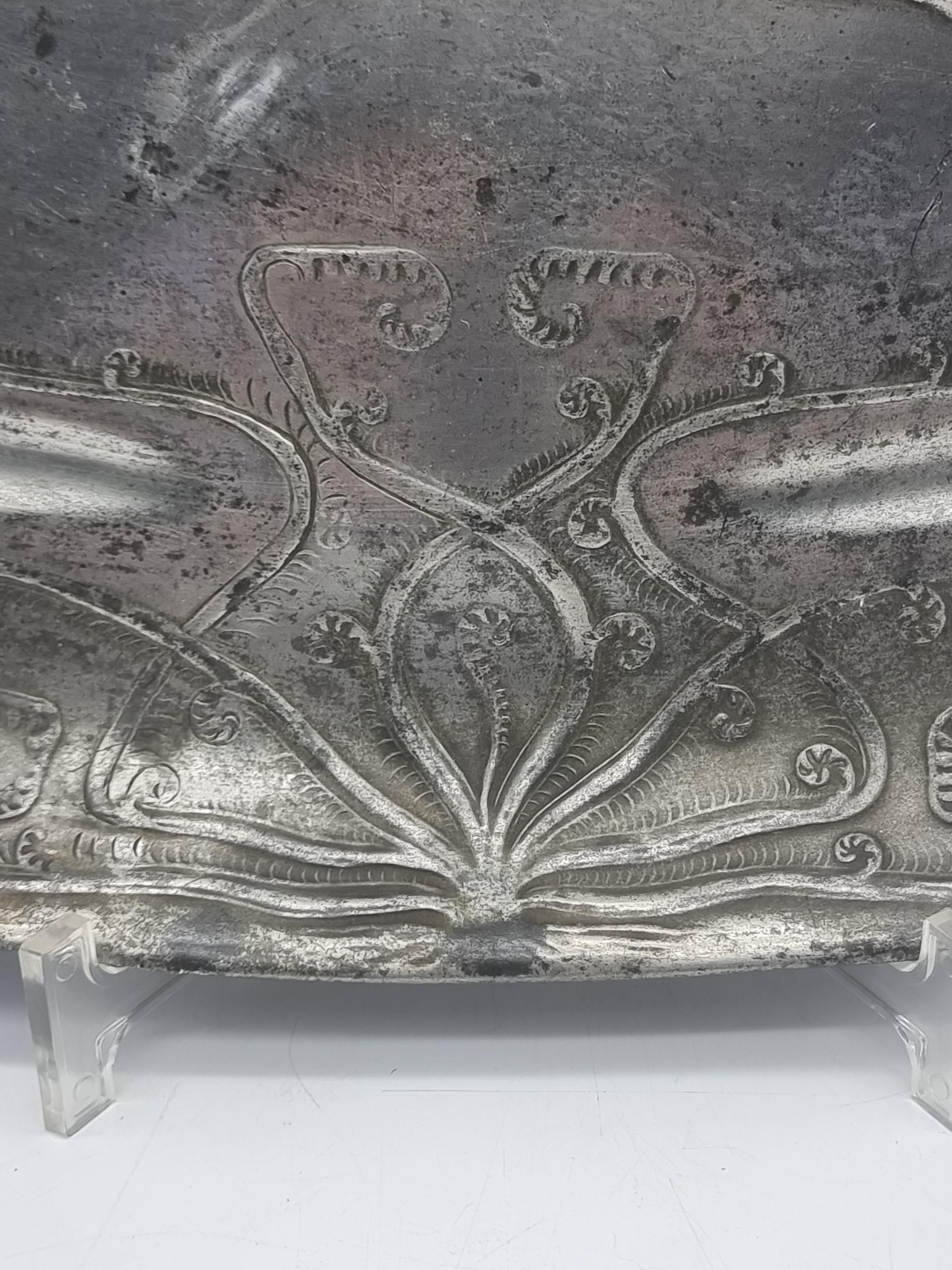 Grande assiette / bol en étain ancien Art Nouveau Kayserzinn 4345 avec motif de chasse en vente 5