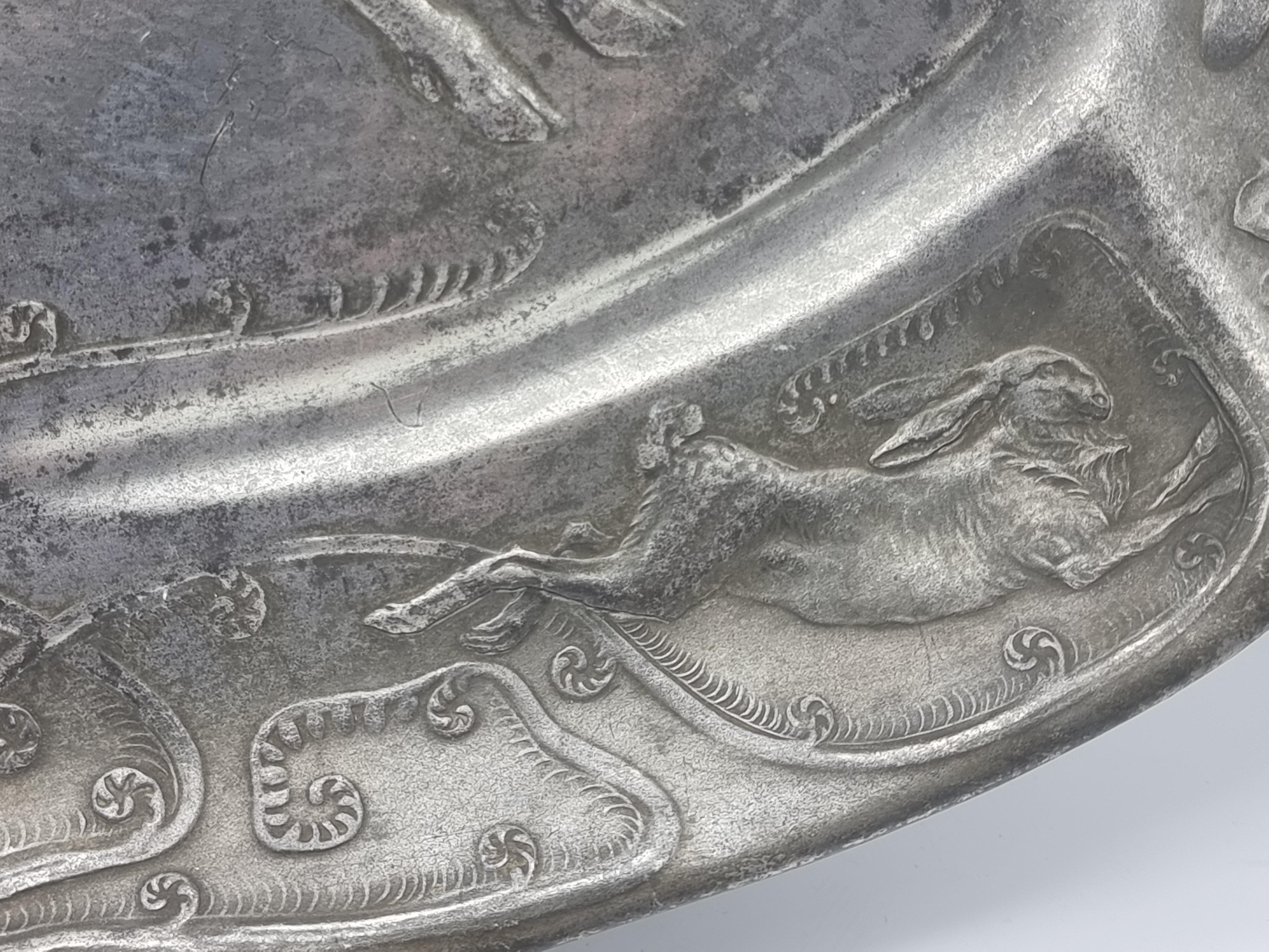 Grande assiette / bol en étain ancien Art Nouveau Kayserzinn 4345 avec motif de chasse en vente 6
