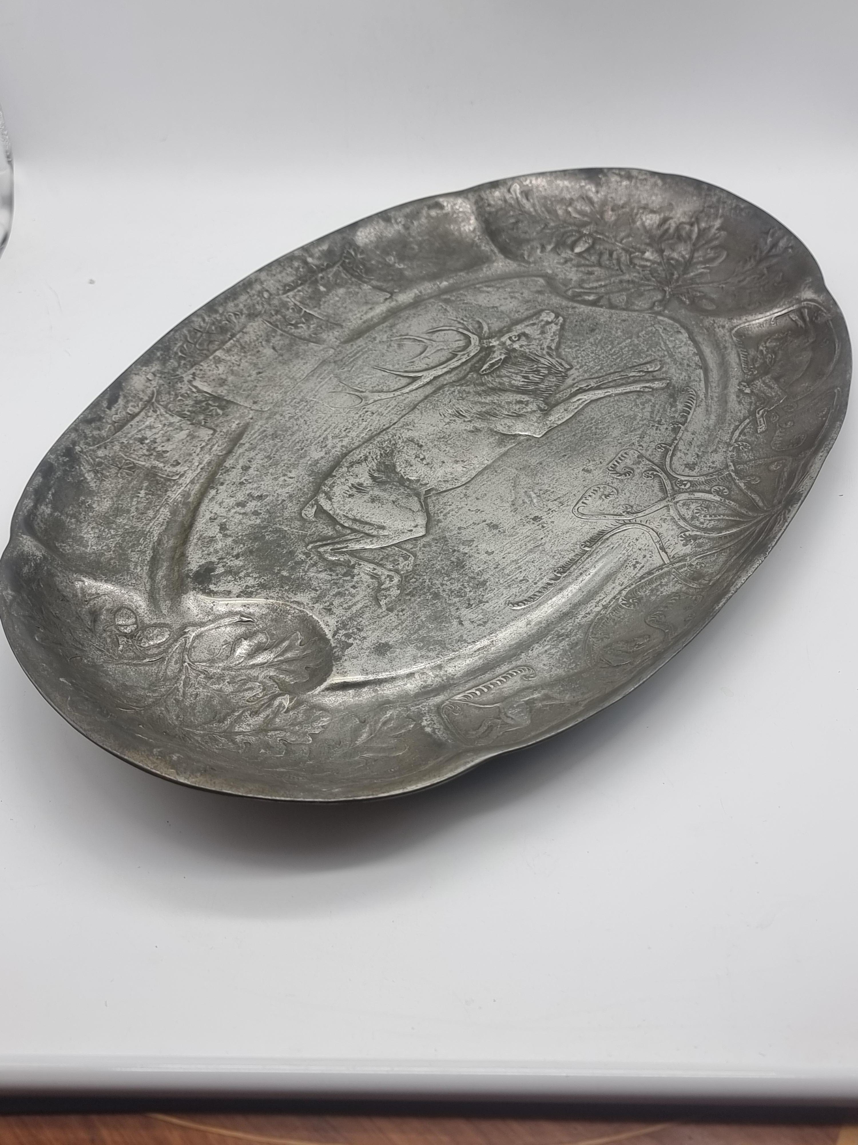 Grande assiette / bol en étain ancien Art Nouveau Kayserzinn 4345 avec motif de chasse en vente 7