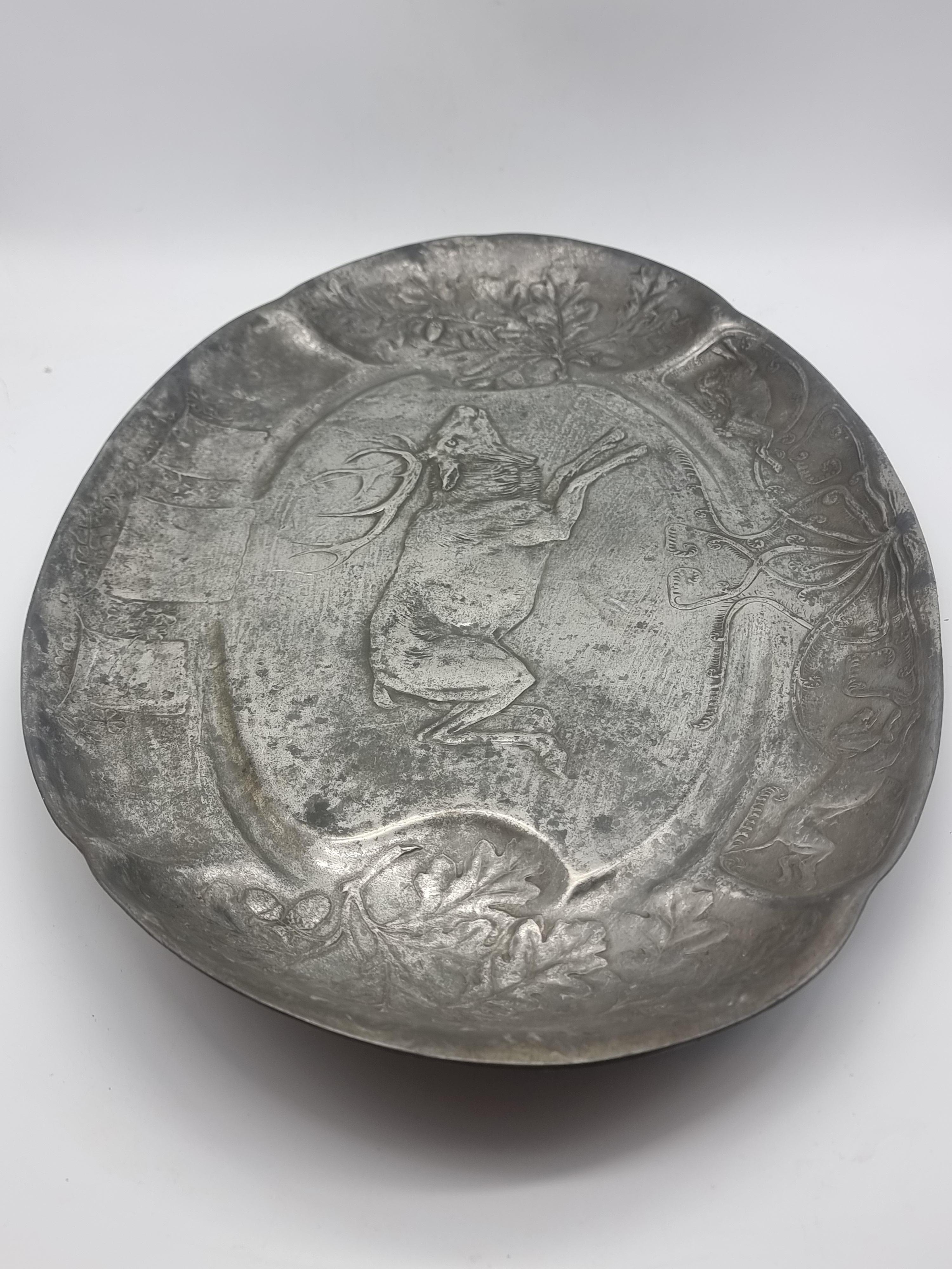 Grande assiette / bol en étain ancien Art Nouveau Kayserzinn 4345 avec motif de chasse en vente 8