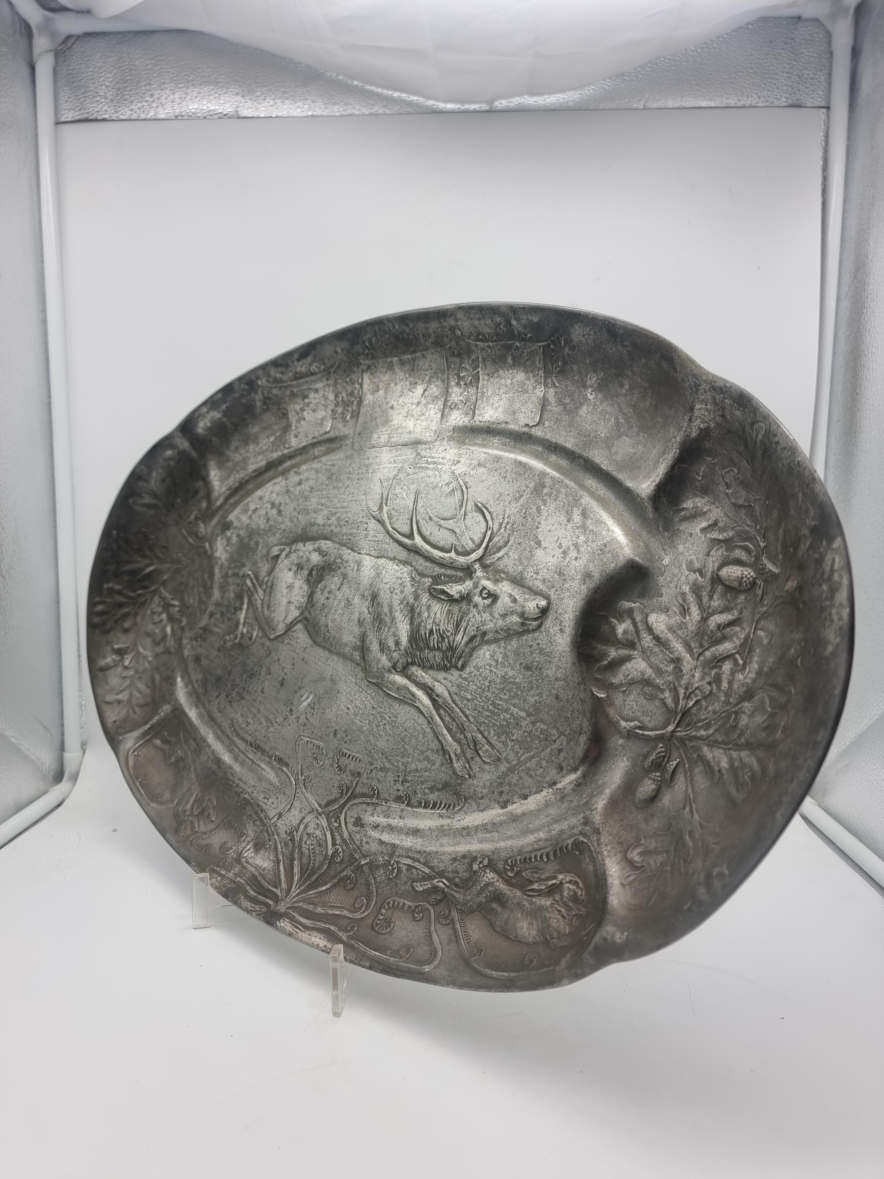 Grande assiette / bol en étain ancien Art Nouveau Kayserzinn 4345 avec motif de chasse Bon état - En vente à Berlin, DE
