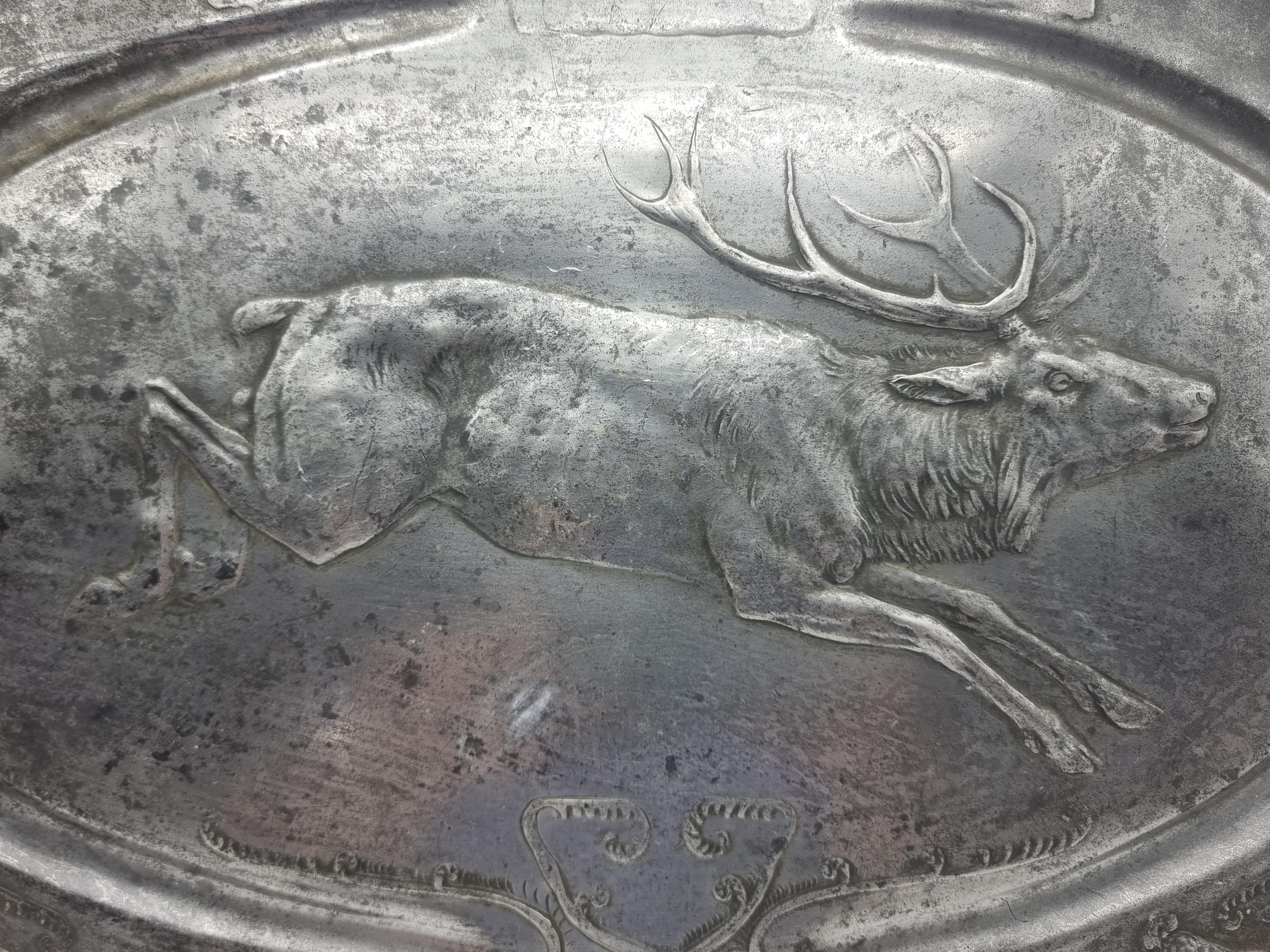 20ième siècle Grande assiette / bol en étain ancien Art Nouveau Kayserzinn 4345 avec motif de chasse en vente