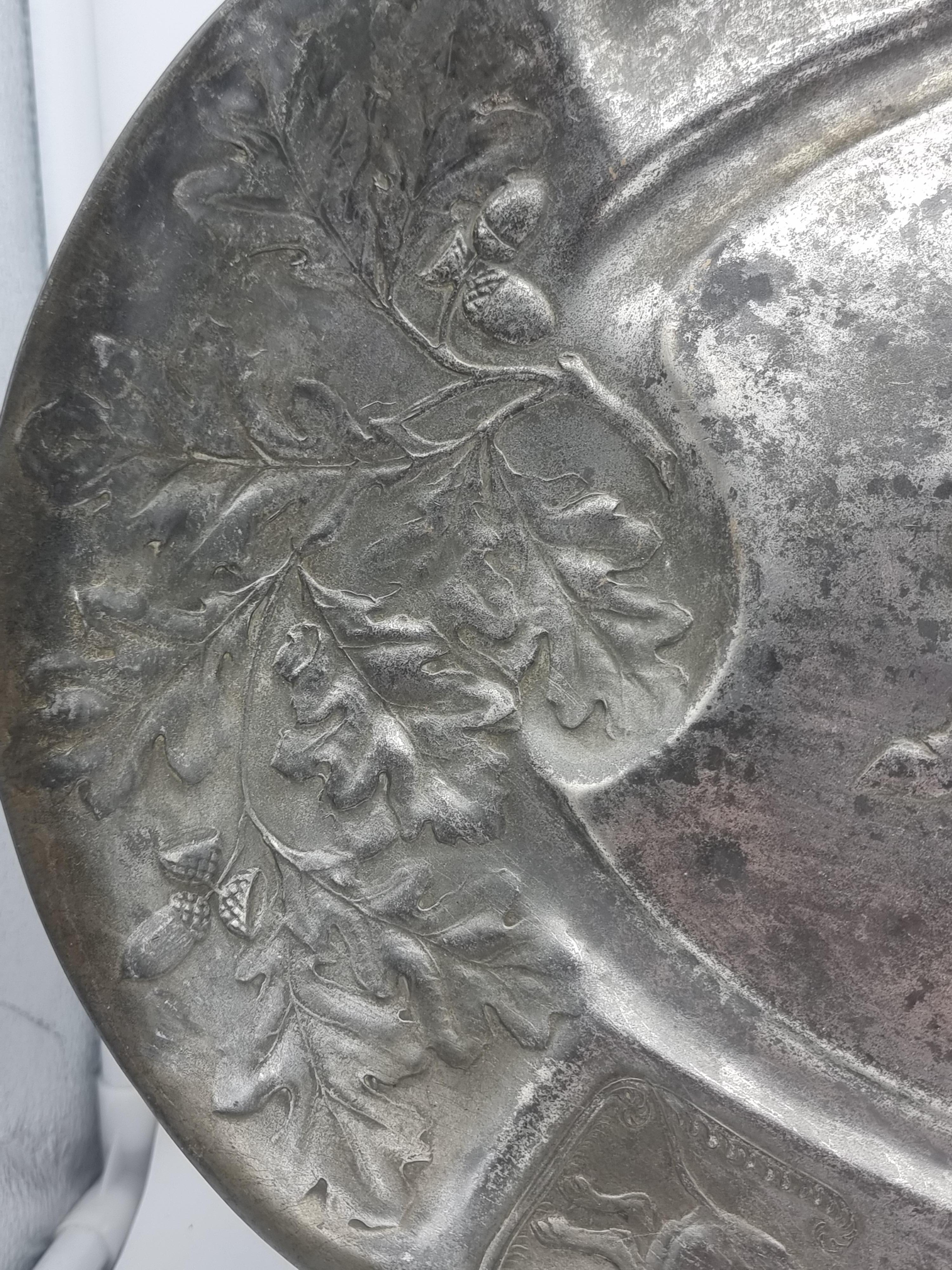 Étain Grande assiette / bol en étain ancien Art Nouveau Kayserzinn 4345 avec motif de chasse en vente