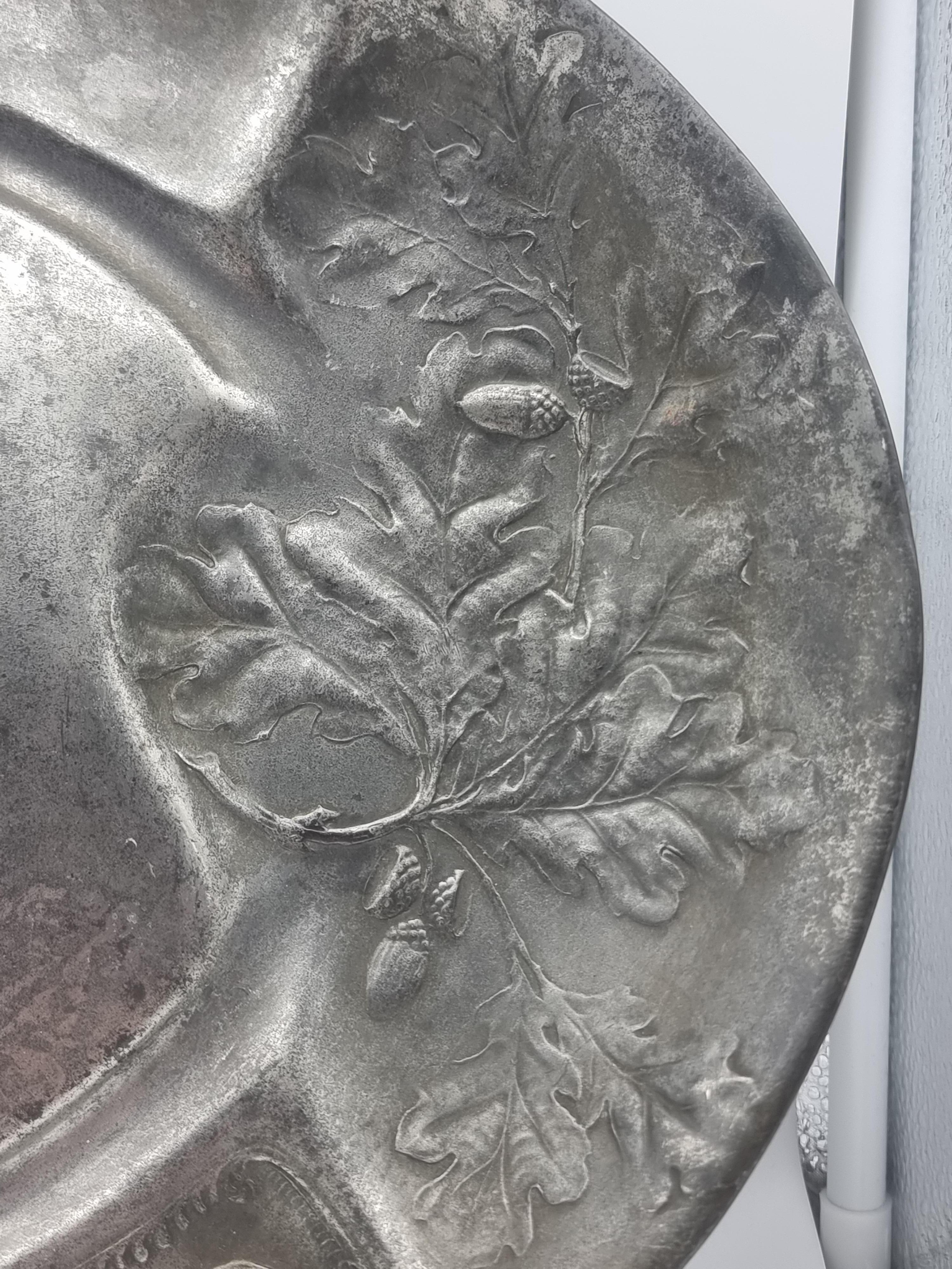 Grande assiette / bol en étain ancien Art Nouveau Kayserzinn 4345 avec motif de chasse en vente 2