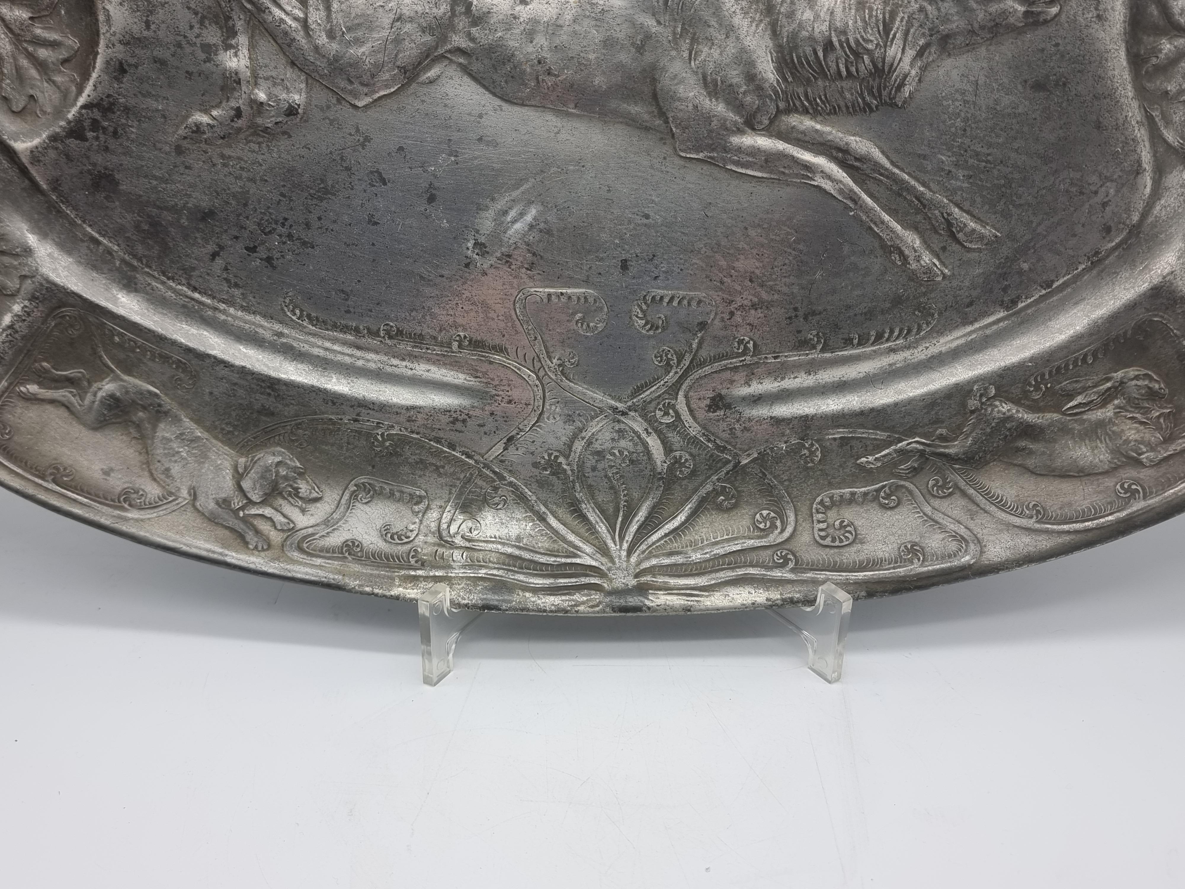 Grande assiette / bol en étain ancien Art Nouveau Kayserzinn 4345 avec motif de chasse en vente 3
