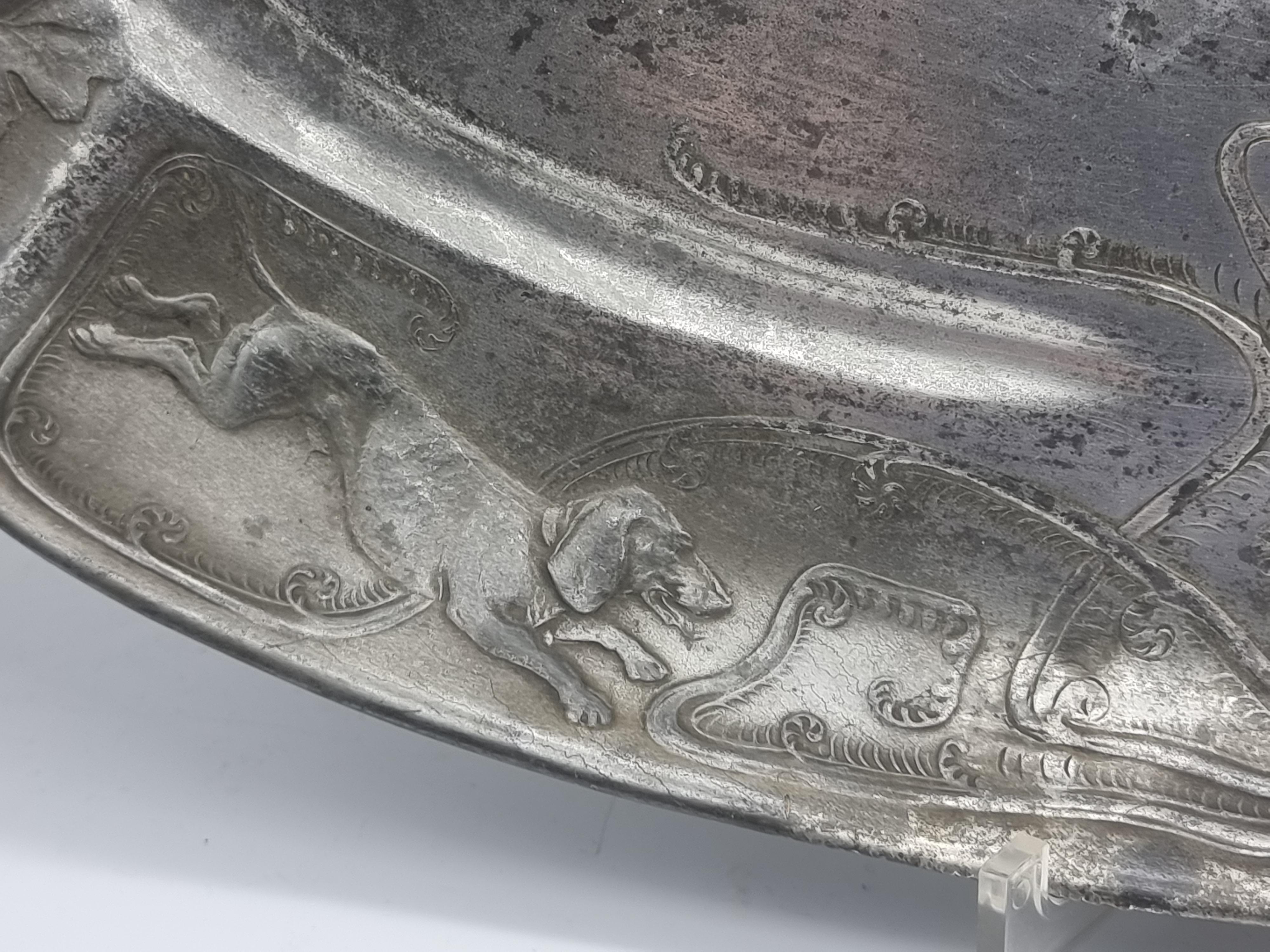 Grande assiette / bol en étain ancien Art Nouveau Kayserzinn 4345 avec motif de chasse en vente 4