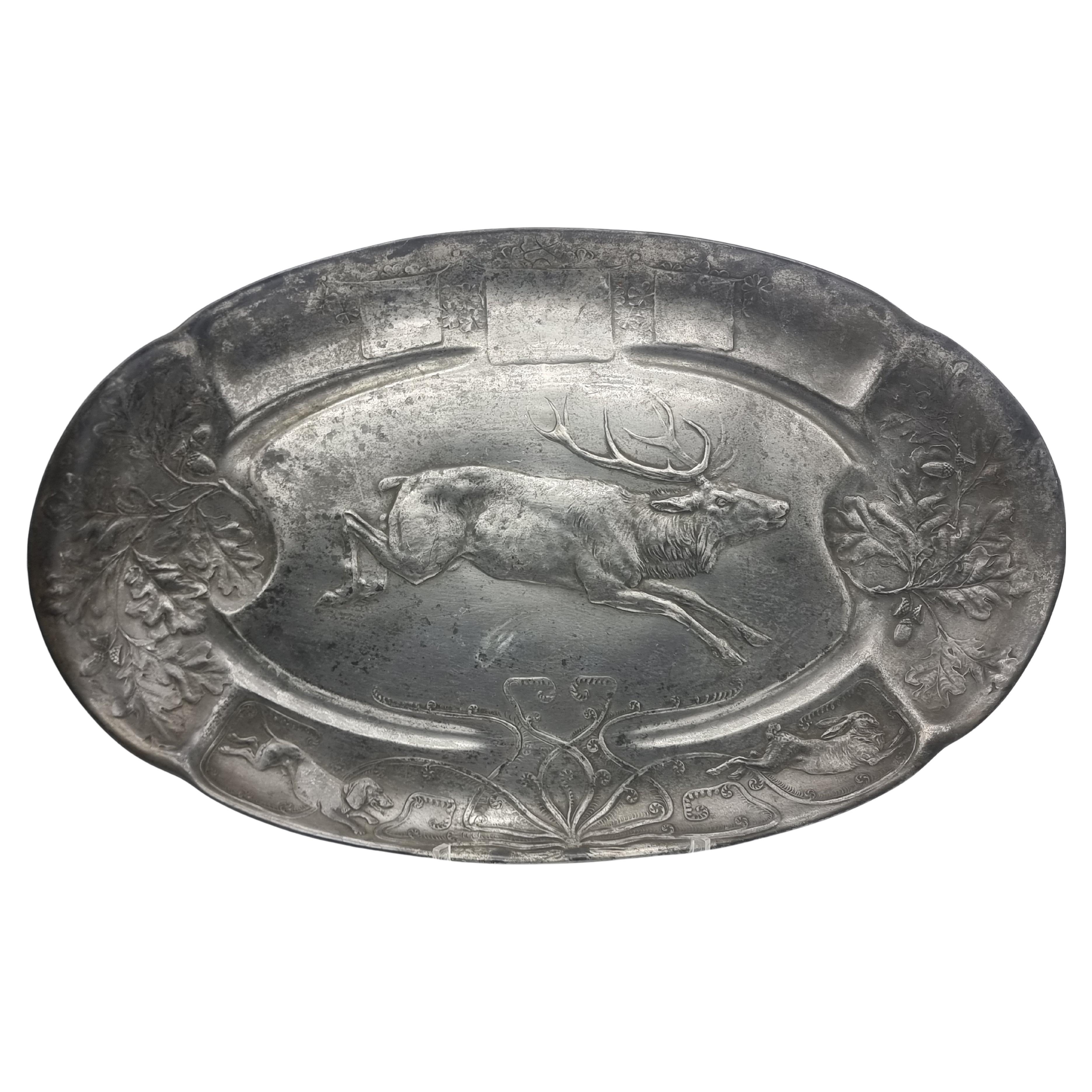 Grande assiette / bol en étain ancien Art Nouveau Kayserzinn 4345 avec motif de chasse en vente