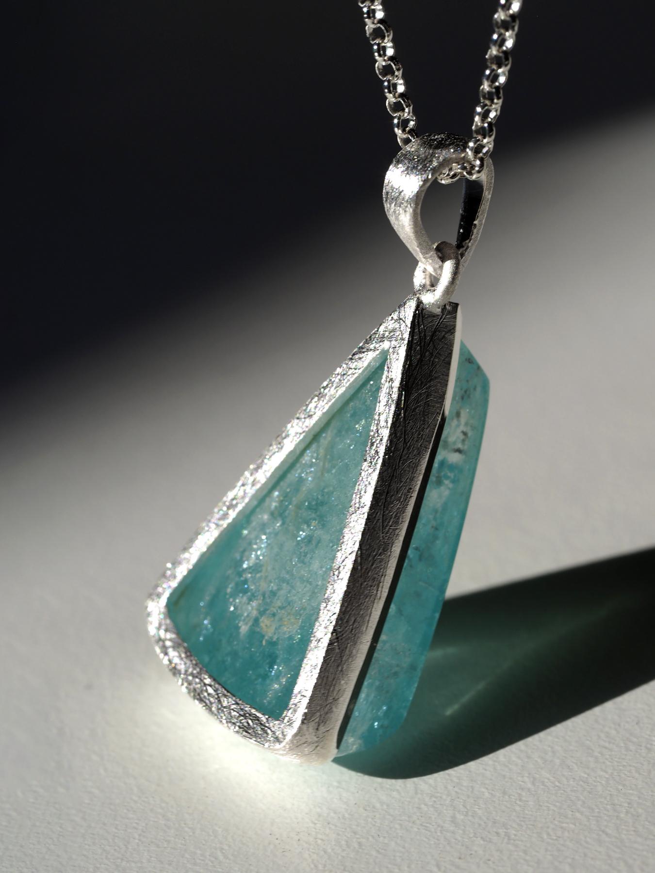 Grande collana d'argento di acquamarina Ciondolo di berillo naturale blu in vendita 4