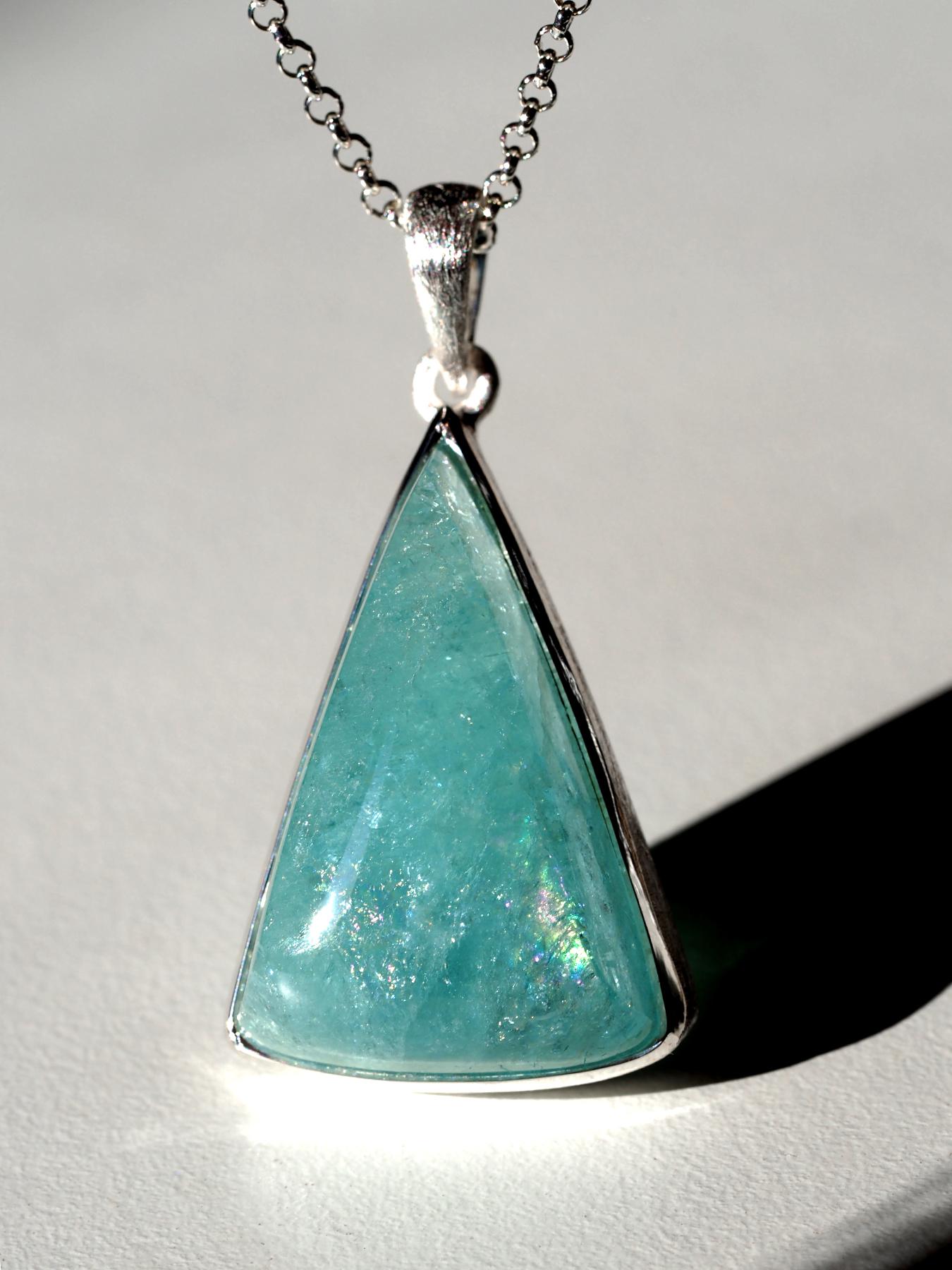 Artigiano Grande collana d'argento di acquamarina Ciondolo di berillo naturale blu in vendita