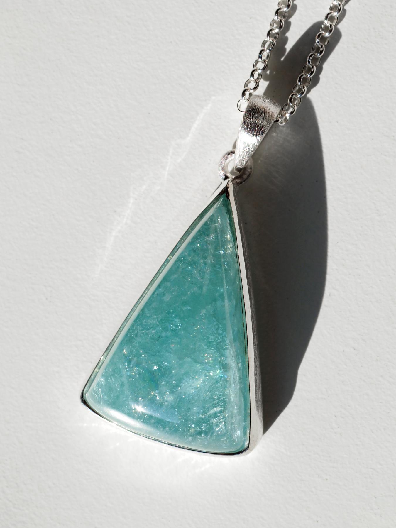 Taglio trillion Grande collana d'argento di acquamarina Ciondolo di berillo naturale blu in vendita