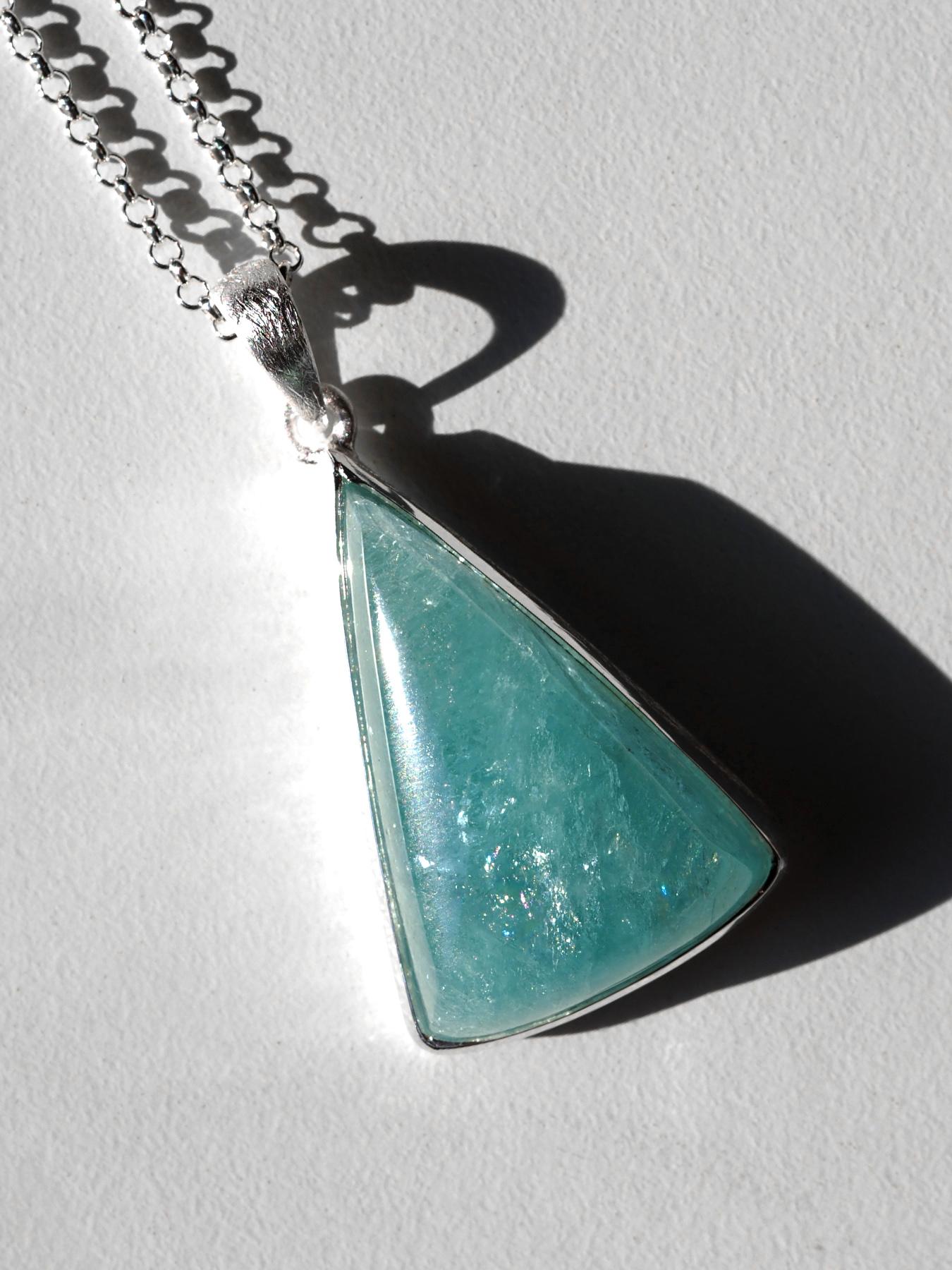 Grande collana d'argento di acquamarina Ciondolo di berillo naturale blu in vendita 1