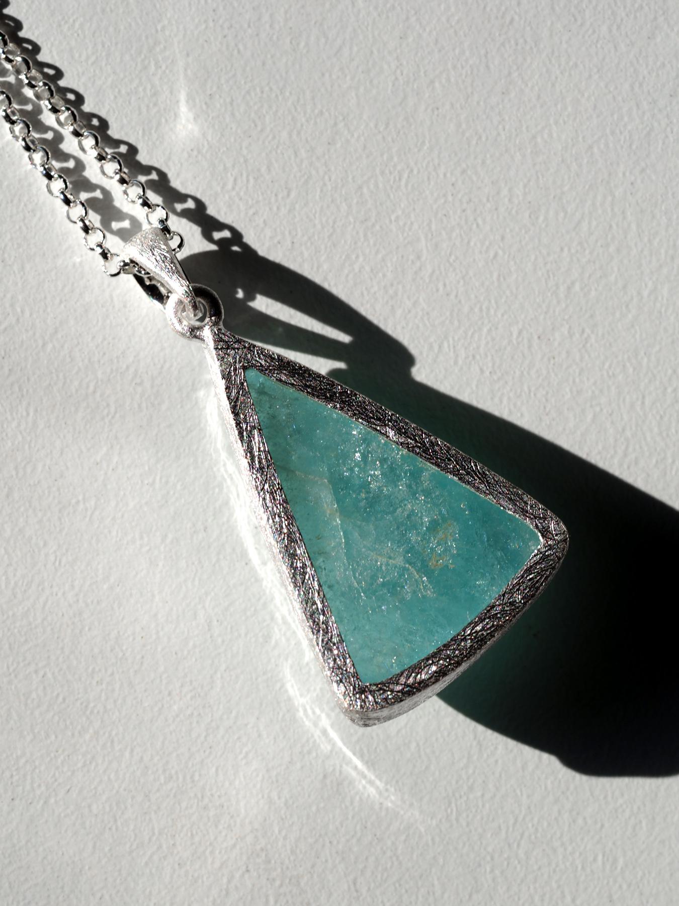 Grande collana d'argento di acquamarina Ciondolo di berillo naturale blu in vendita 2
