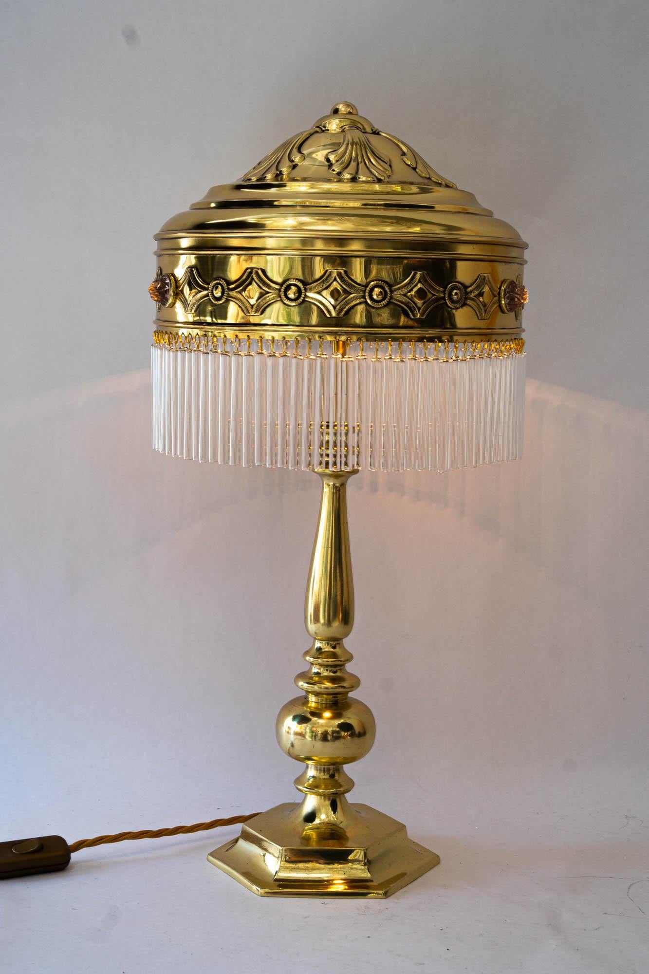 Große Art deco Messing Tischlampe mit Opalglas Steinen Wien um 1920er Jahre im Angebot 4