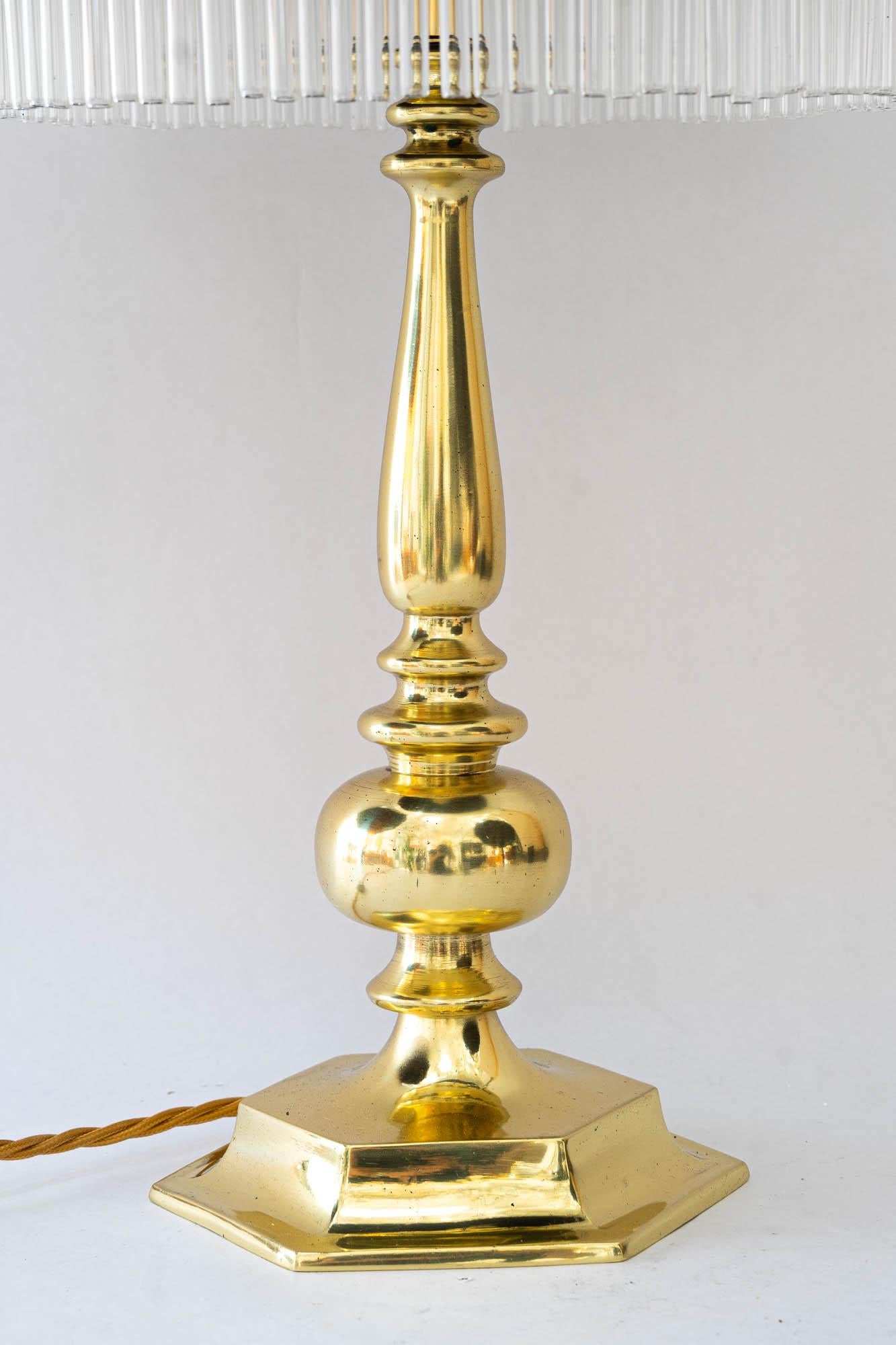 Bigli Art deco Messing Tischlampe mit Glasstäben und Opalglassteinen Wien um 1920er Jahre
Messing poliert und emailliert
Die Glasstäbe werden ersetzt ( neu )
