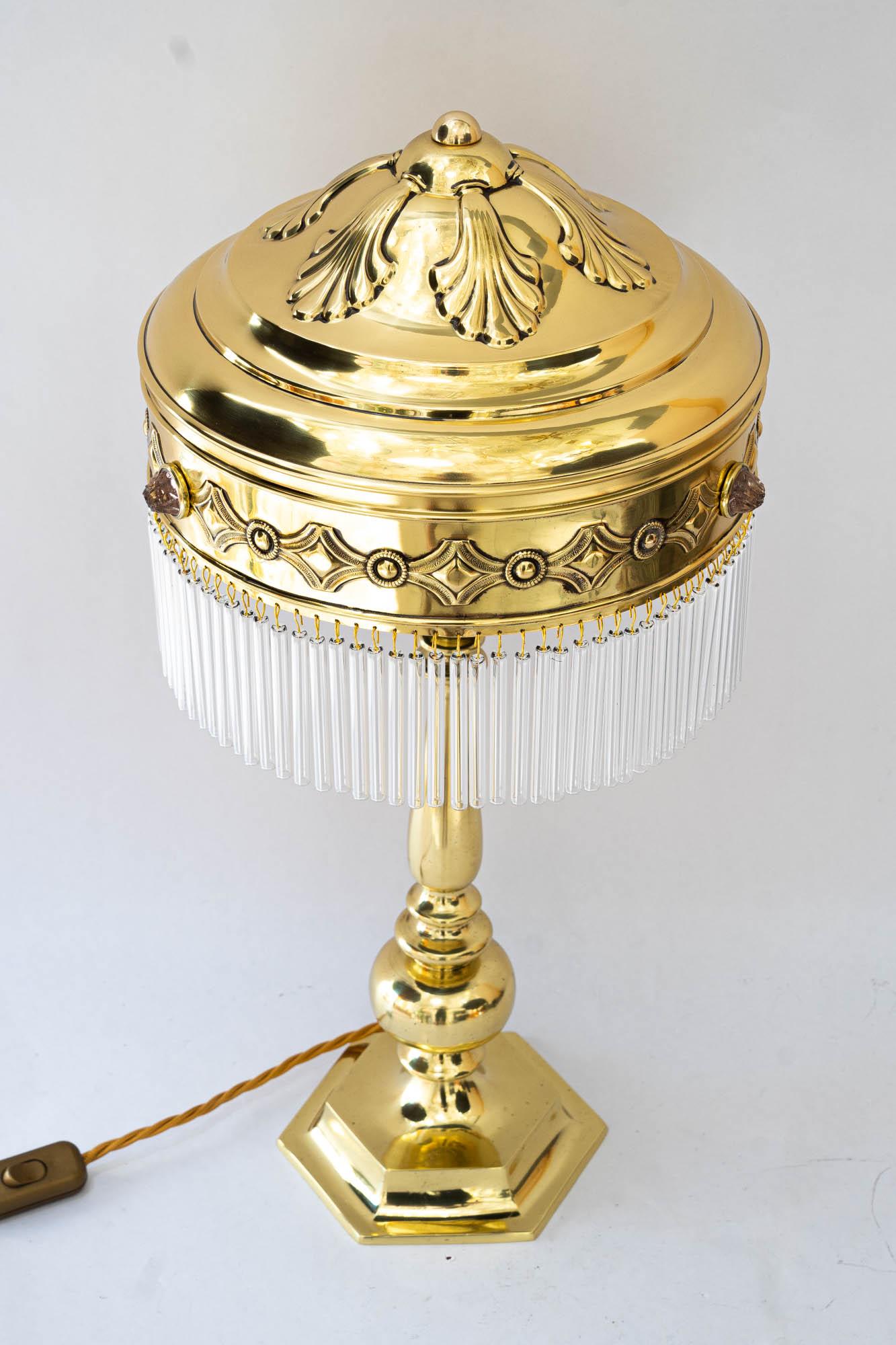 Große Art deco Messing Tischlampe mit Opalglas Steinen Wien um 1920er Jahre (Österreichisch) im Angebot