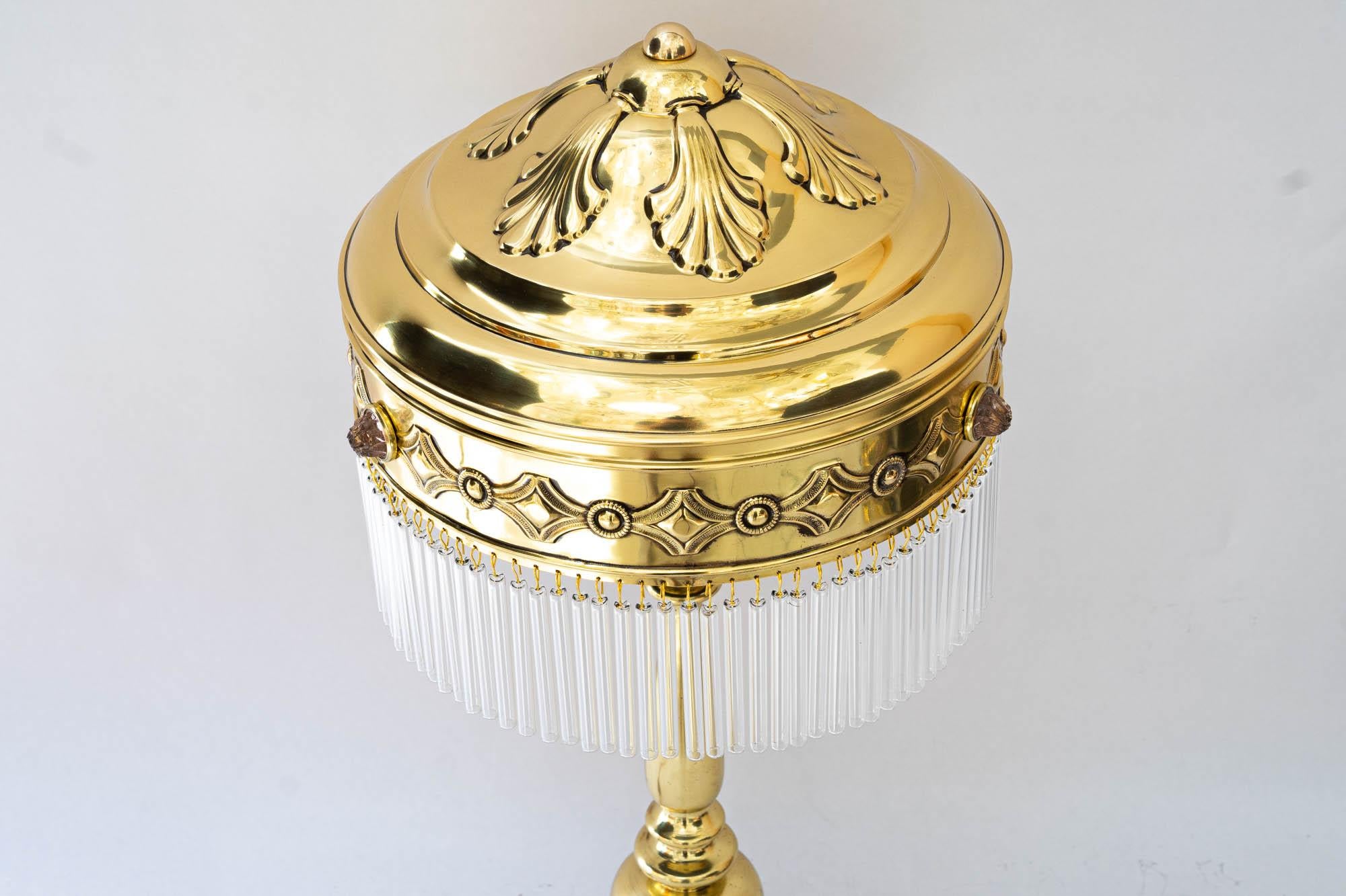 Große Art deco Messing Tischlampe mit Opalglas Steinen Wien um 1920er Jahre (Lackiert) im Angebot