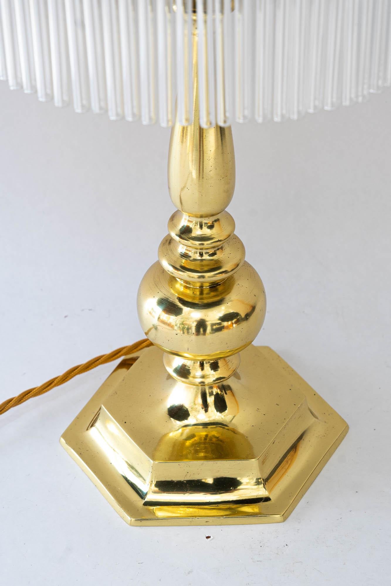 Große Art deco Messing Tischlampe mit Opalglas Steinen Wien um 1920er Jahre (Frühes 20. Jahrhundert) im Angebot