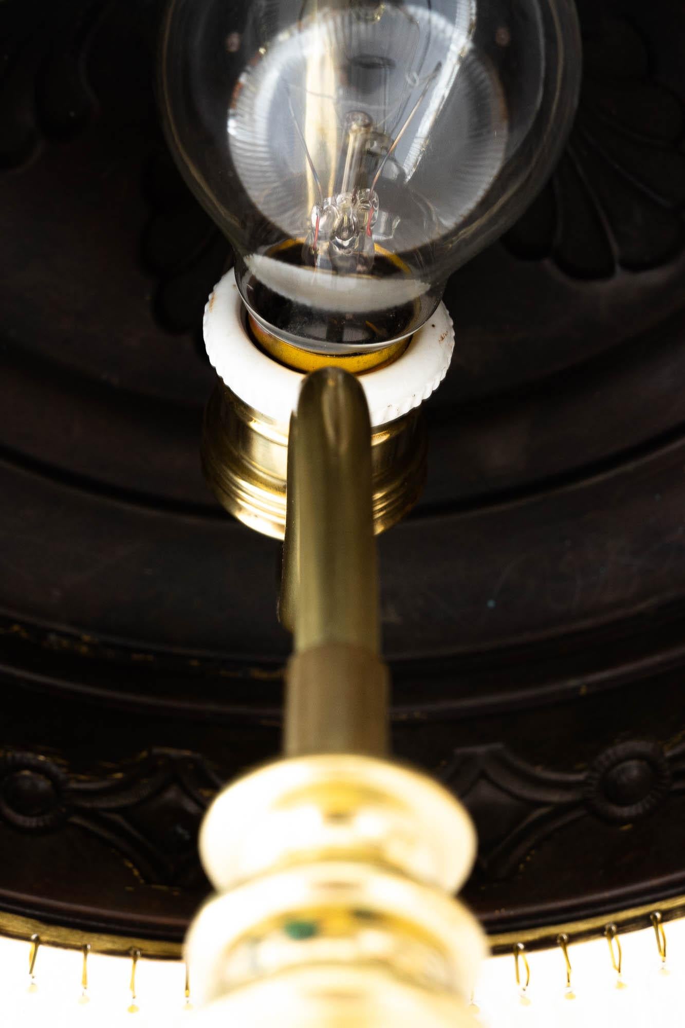 Große Art deco Messing Tischlampe mit Opalglas Steinen Wien um 1920er Jahre im Angebot 1