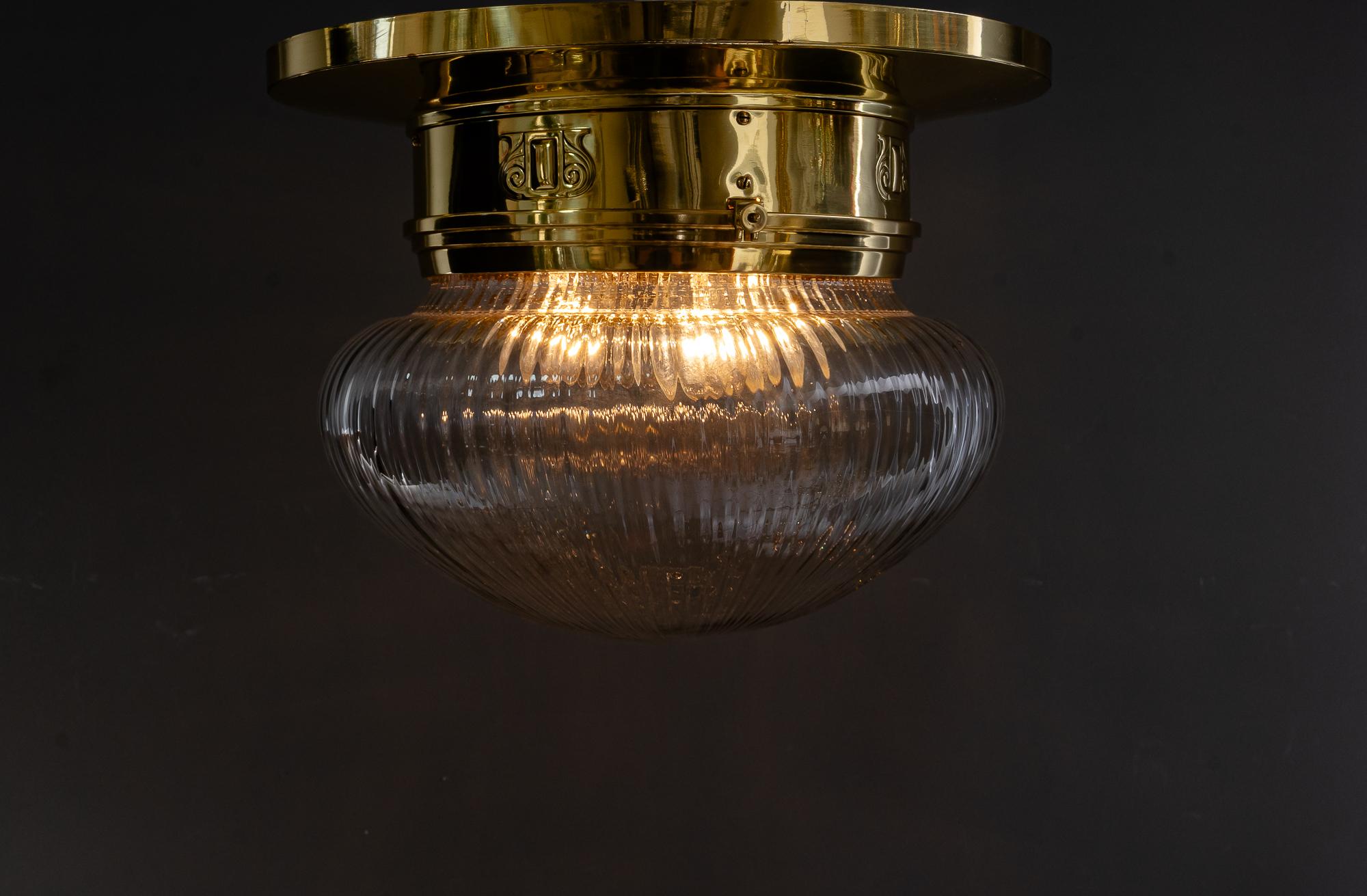 Début du 20ème siècle Bigli plafonnier Art Deco avec abat-jour en verre d'origine viennois vers 1920 en vente
