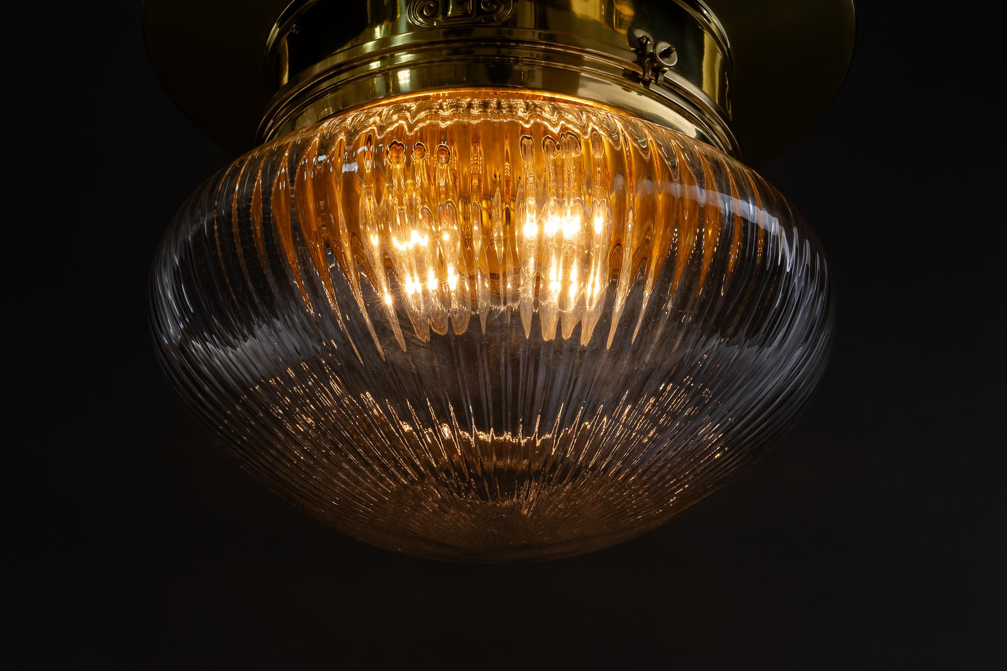 Bigli plafonnier Art Deco avec abat-jour en verre d'origine viennois vers 1920 en vente 1