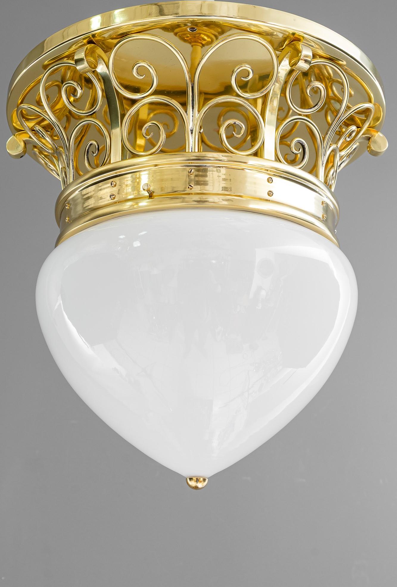 Grand plafonnier Art Déco avec abat-jour original en verre opale vienne vers 1920
Laiton poli et émaillé au four
Abat-jour original en verre opale
3 bulbes
