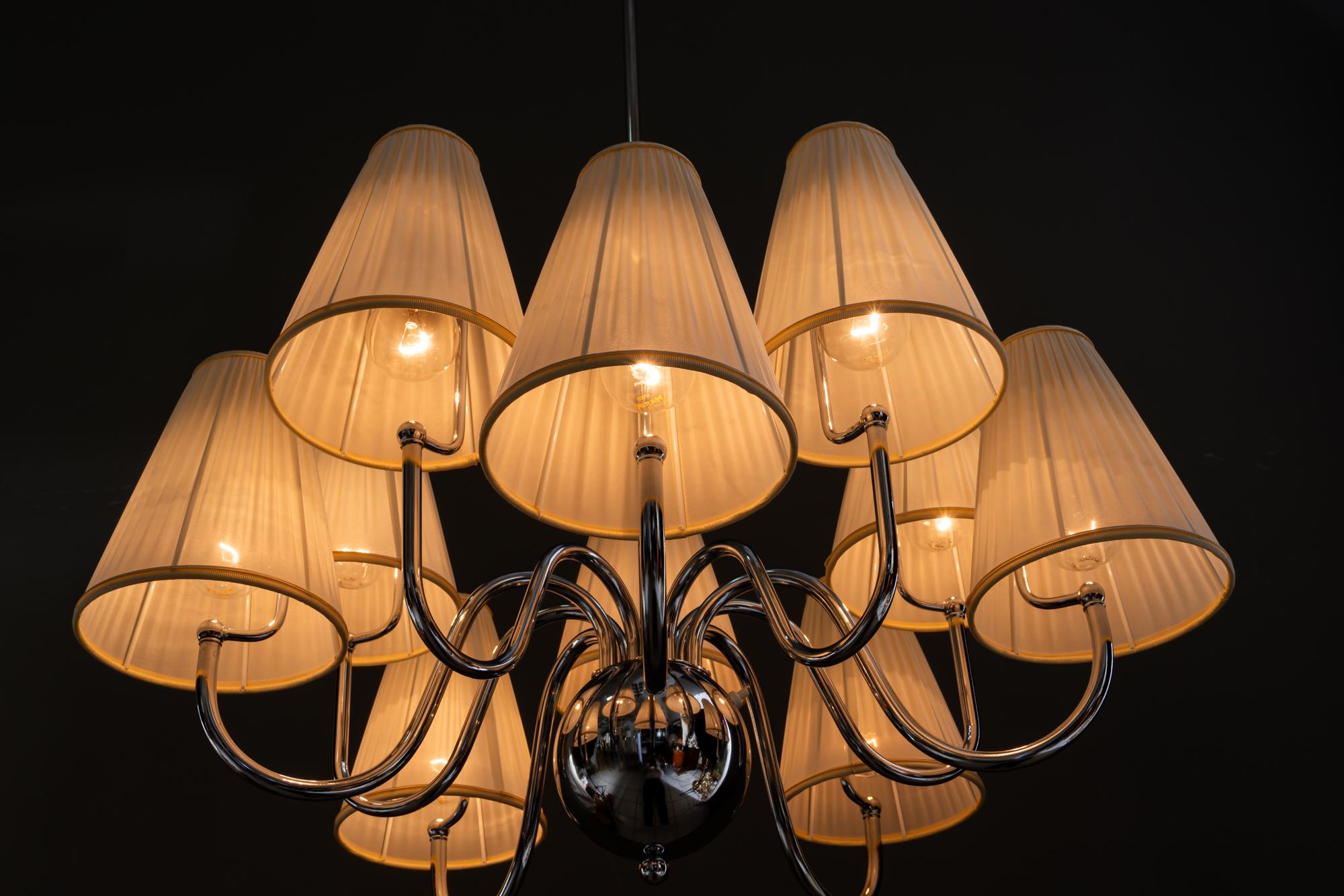 Gran araña Art Déco cromada con pantallas de tela hacia 1920 en venta 5
