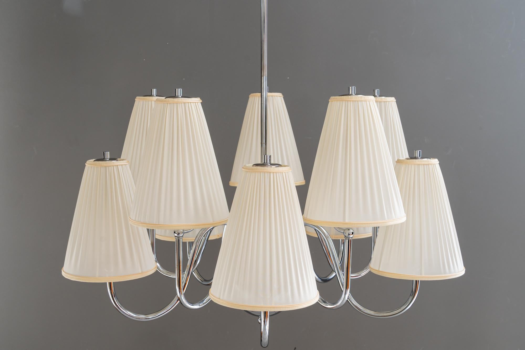 Gran araña Art Déco cromada con pantallas de tela hacia 1920
Latón ( cromado )
Estado original
Se sustituyen las persianas de tela ( nuevas )