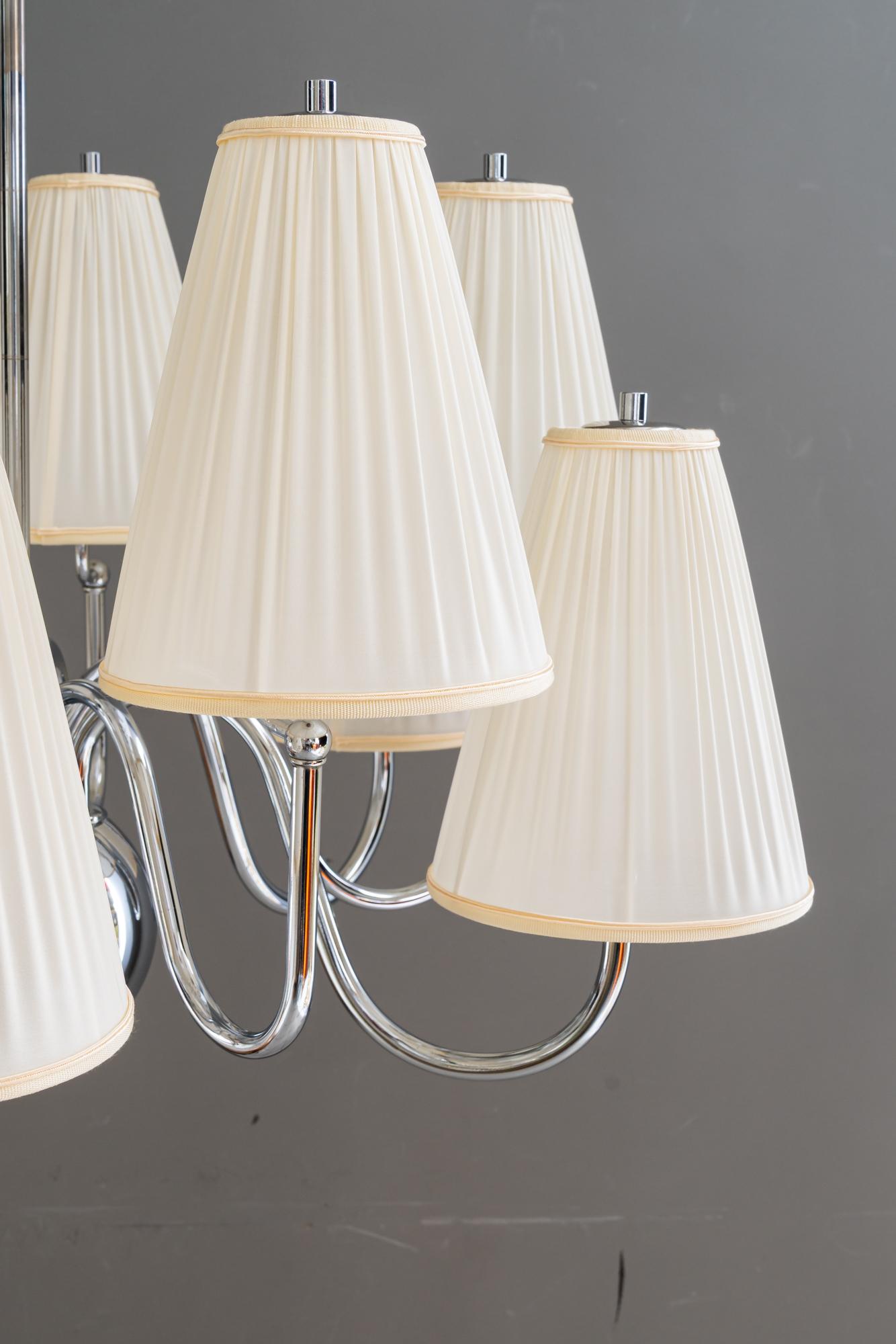 Gran araña Art Déco cromada con pantallas de tela hacia 1920 Art Decó en venta