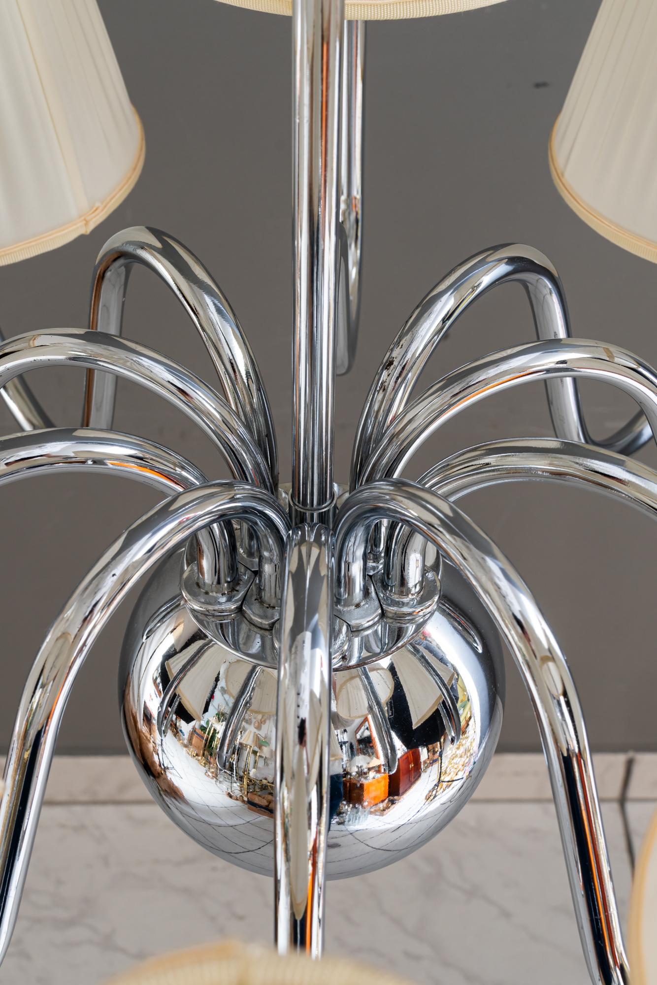 Gran araña Art Déco cromada con pantallas de tela hacia 1920 Austríaco en venta